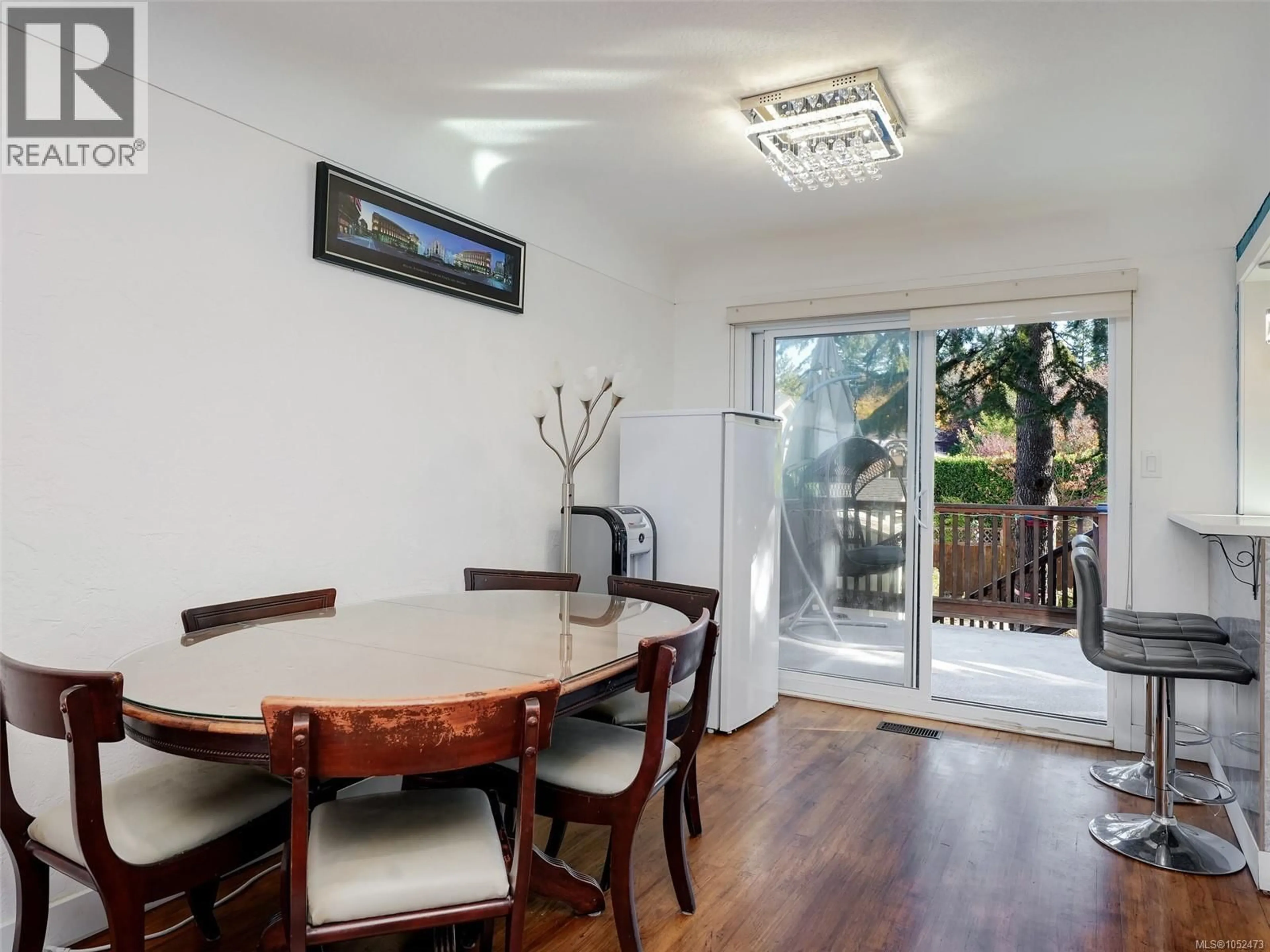 Dining room, wood/laminate floor for 3595 RICHMOND ROAD, Saanich British Columbia V8P4R3