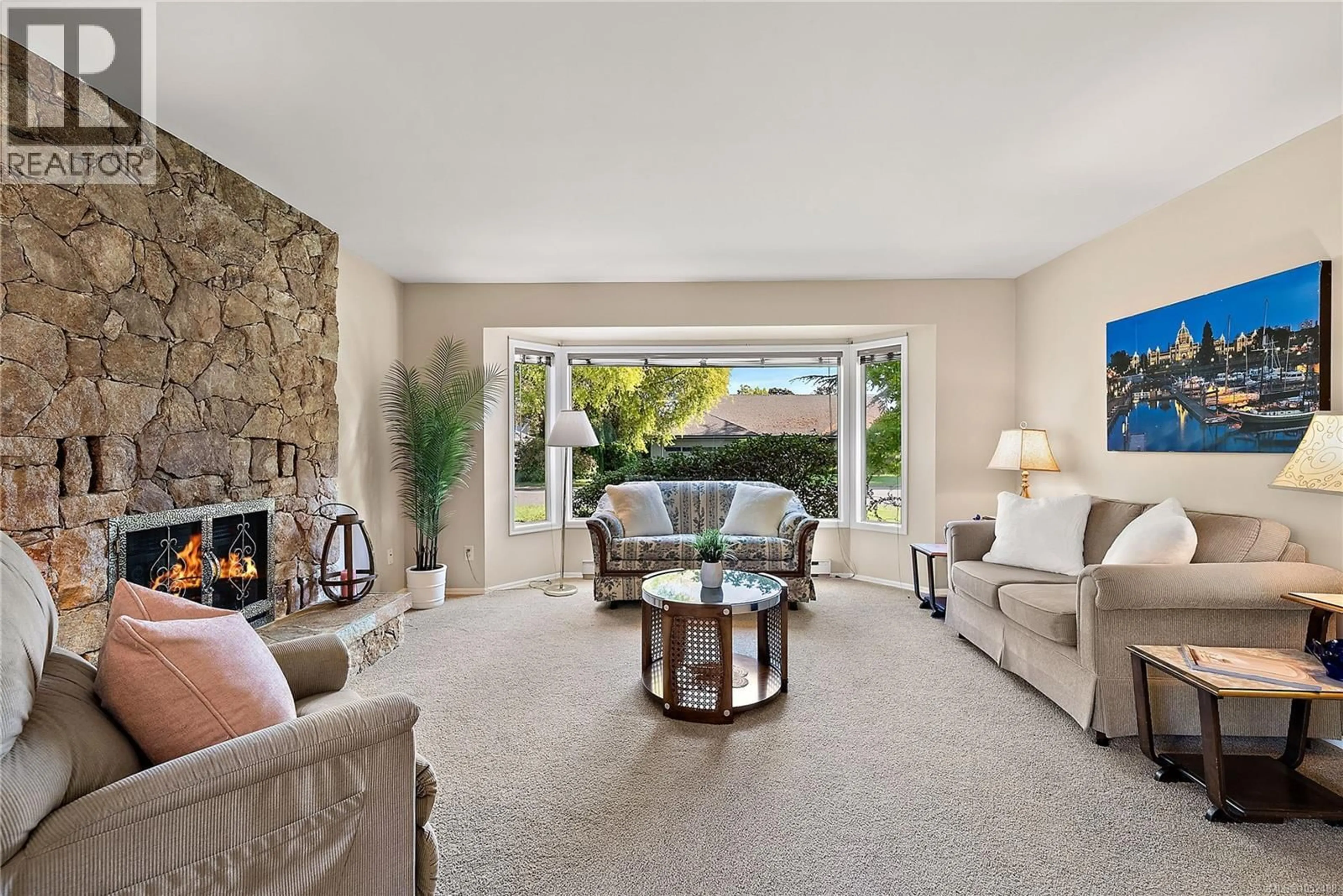 Living room with furniture, unknown for 3998 HOPESMORE DRIVE, Saanich British Columbia V8N6A3