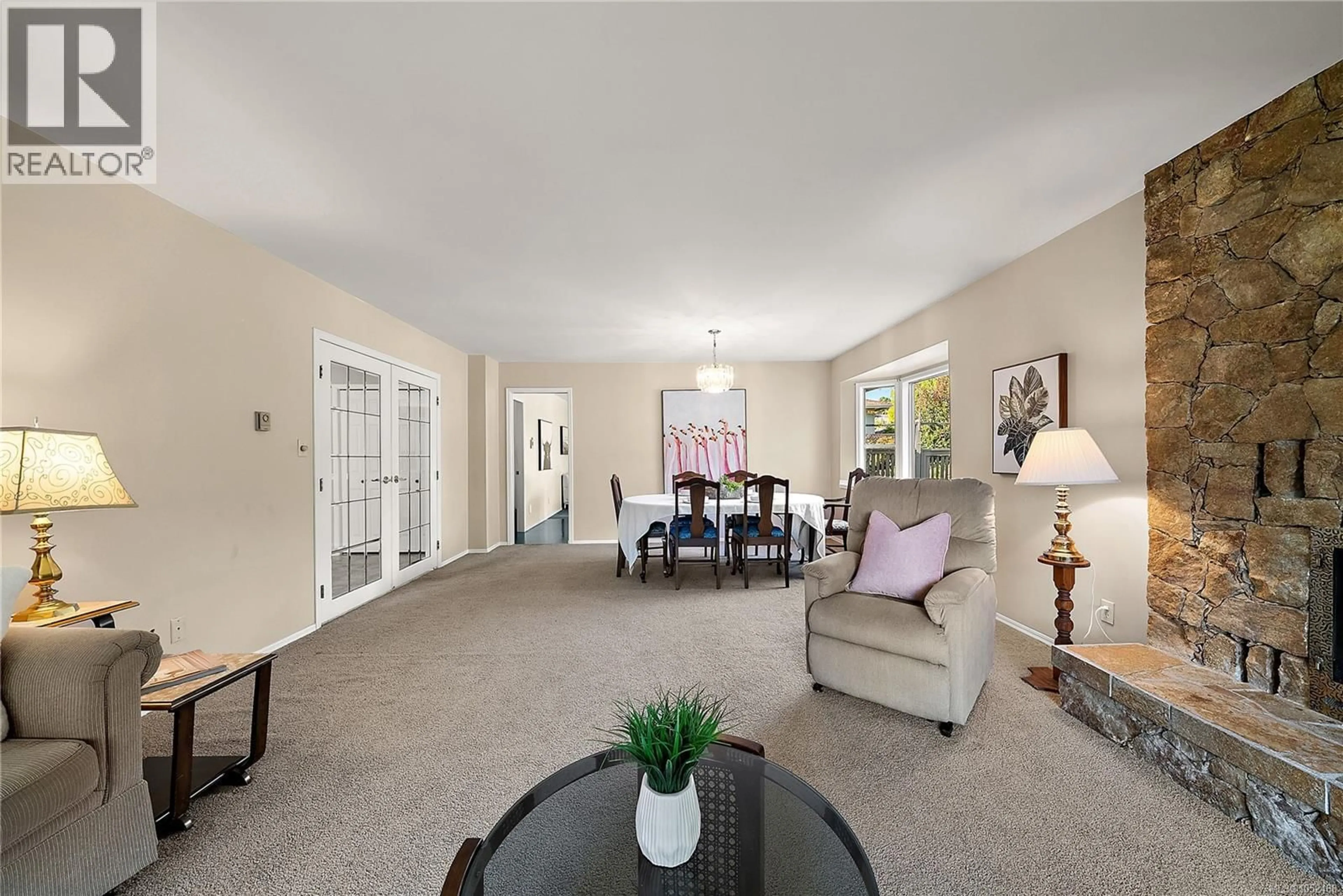 Living room with furniture, carpet floor for 3998 HOPESMORE DRIVE, Saanich British Columbia V8N6A3