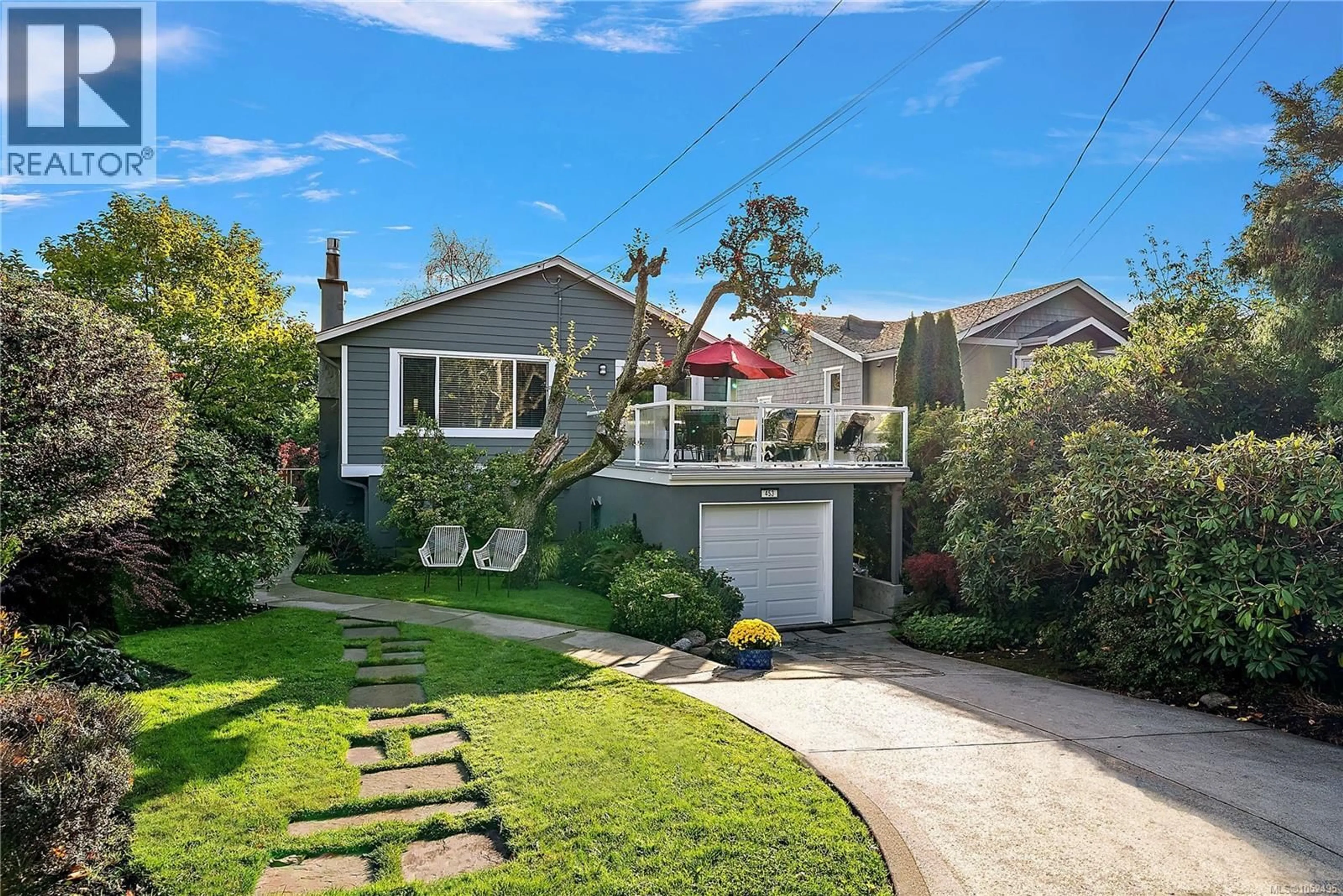 A pic from outside/outdoor area/front of a property/back of a property/a pic from drone, street for 453 MONTEREY AVENUE, Oak Bay British Columbia V8S4T8
