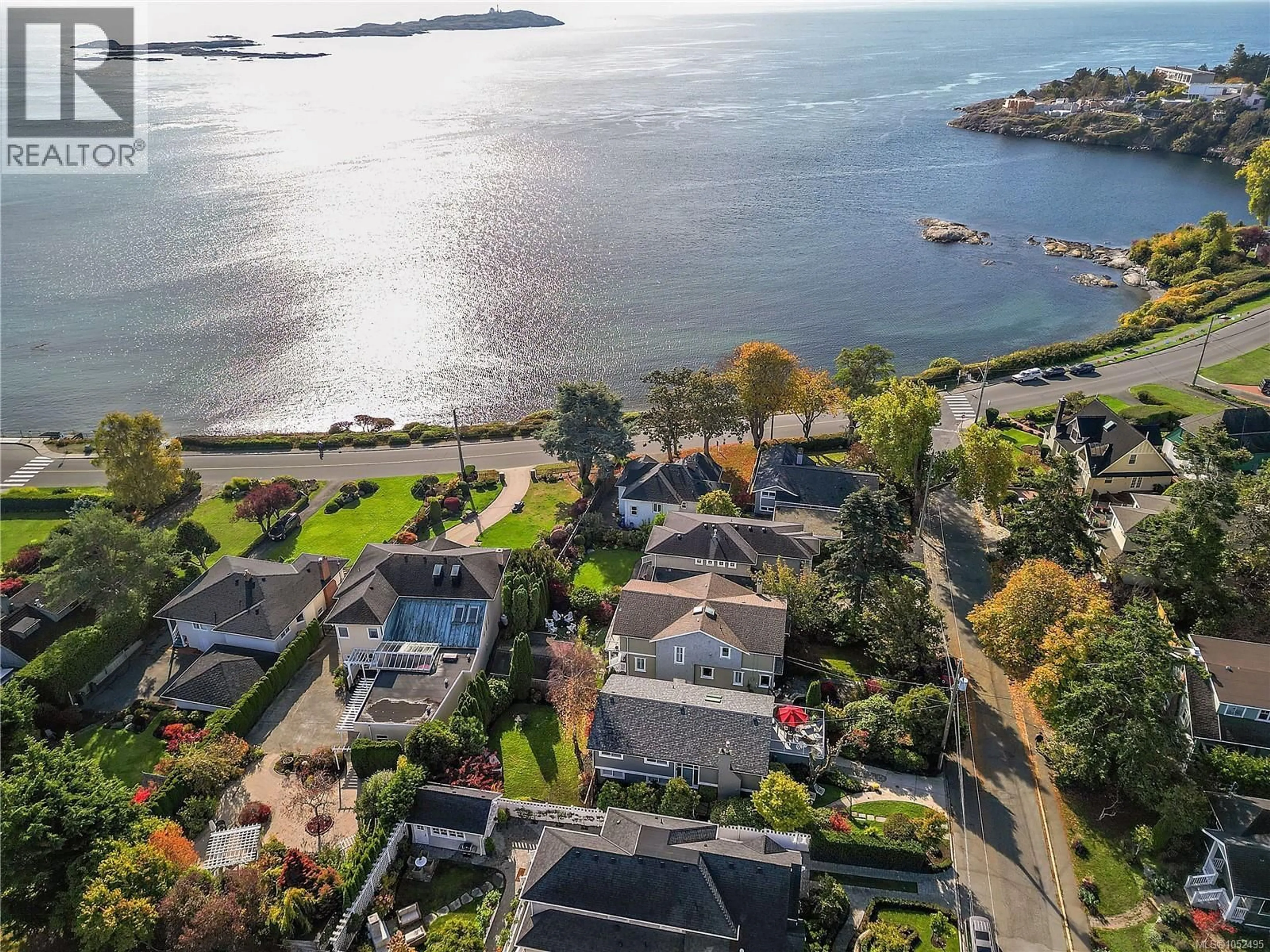 A pic from outside/outdoor area/front of a property/back of a property/a pic from drone, water/lake/river/ocean view for 453 MONTEREY AVENUE, Oak Bay British Columbia V8S4T8