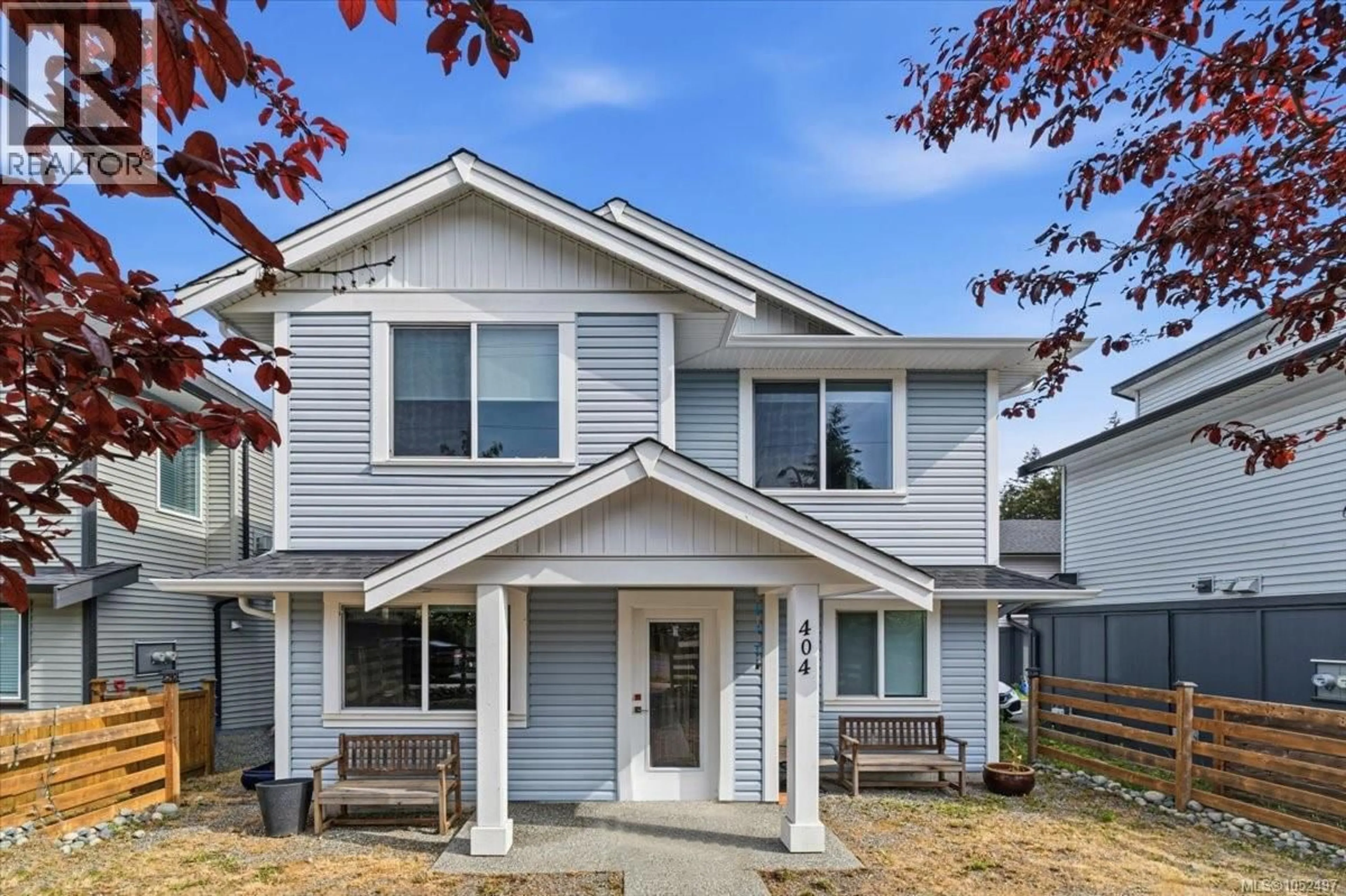 Home with vinyl exterior material, street for 404 10TH STREET, Nanaimo British Columbia V9R1A1
