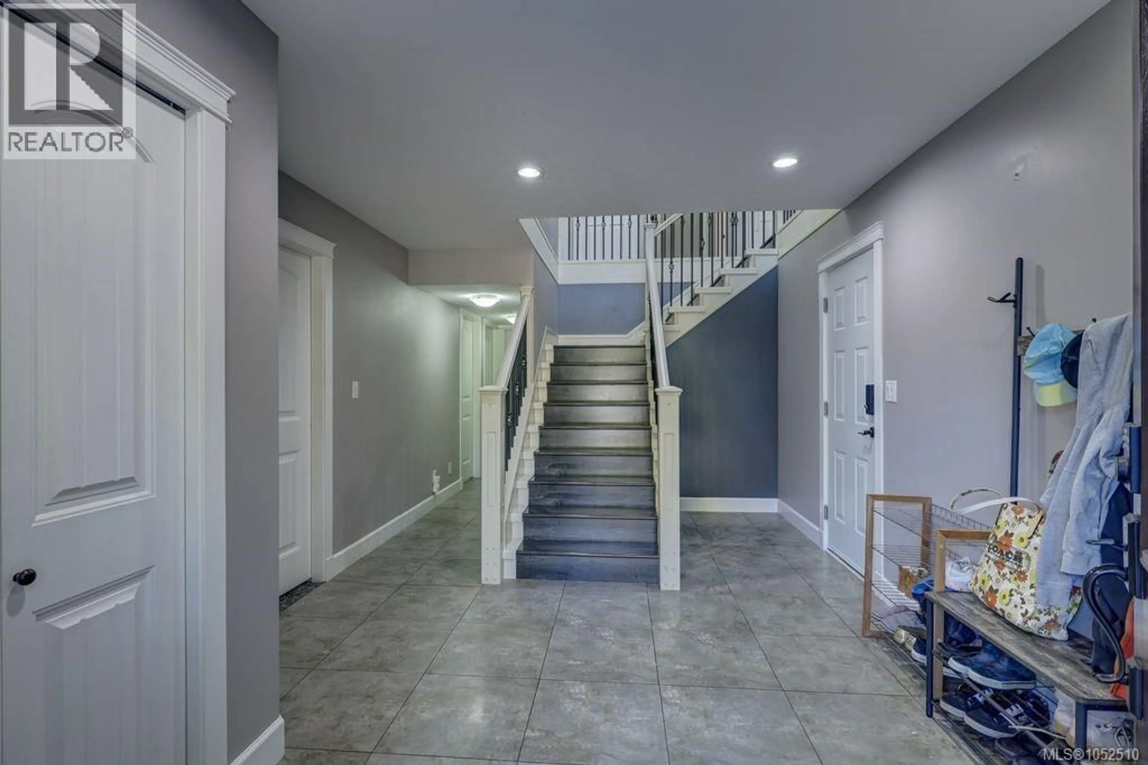 Indoor foyer for 2295 ASHLEE ROAD, Nanaimo British Columbia V9R6T4