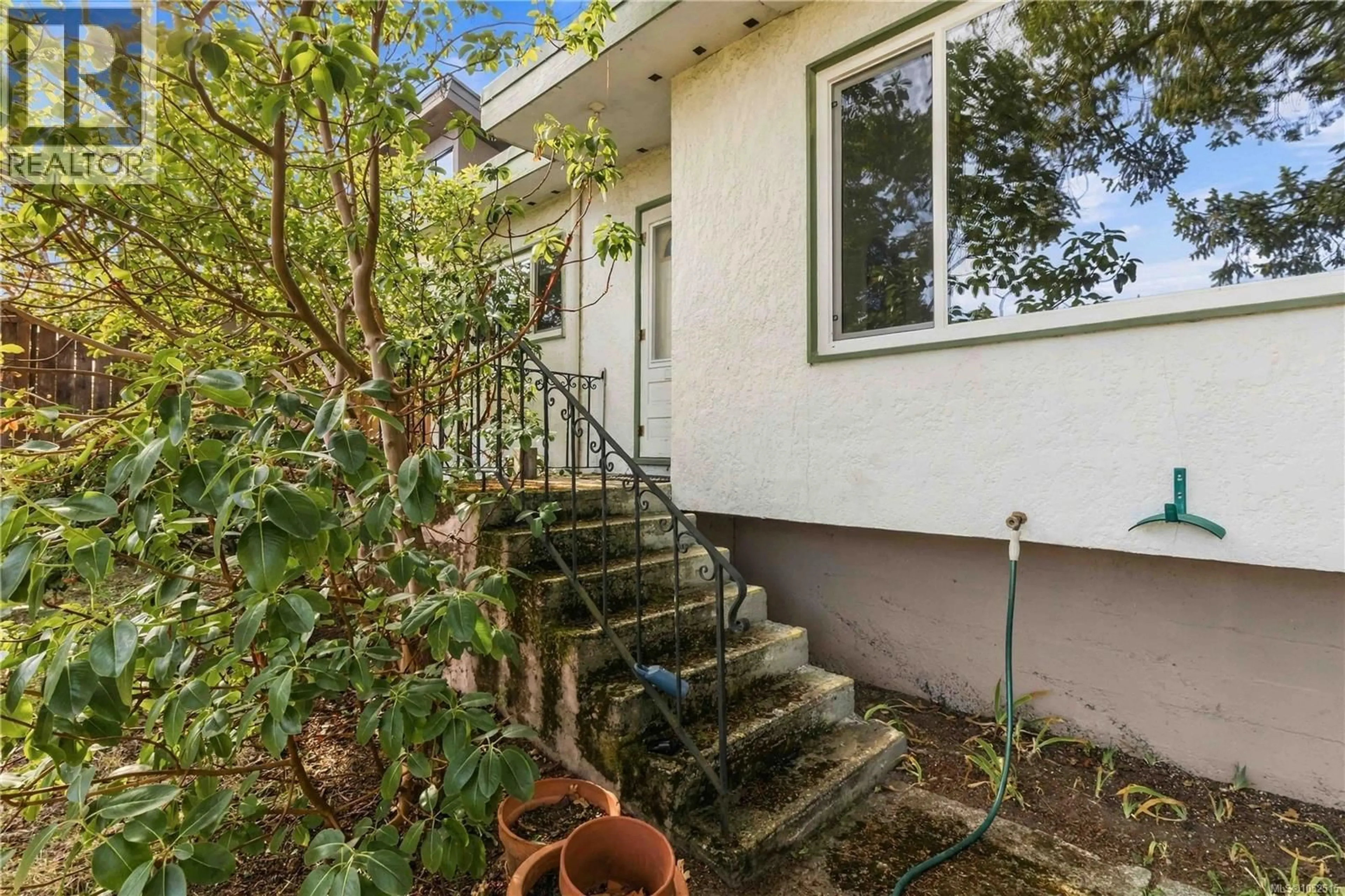 Patio, street for 3904 WILKINSON ROAD, Saanich British Columbia V8Z5A2