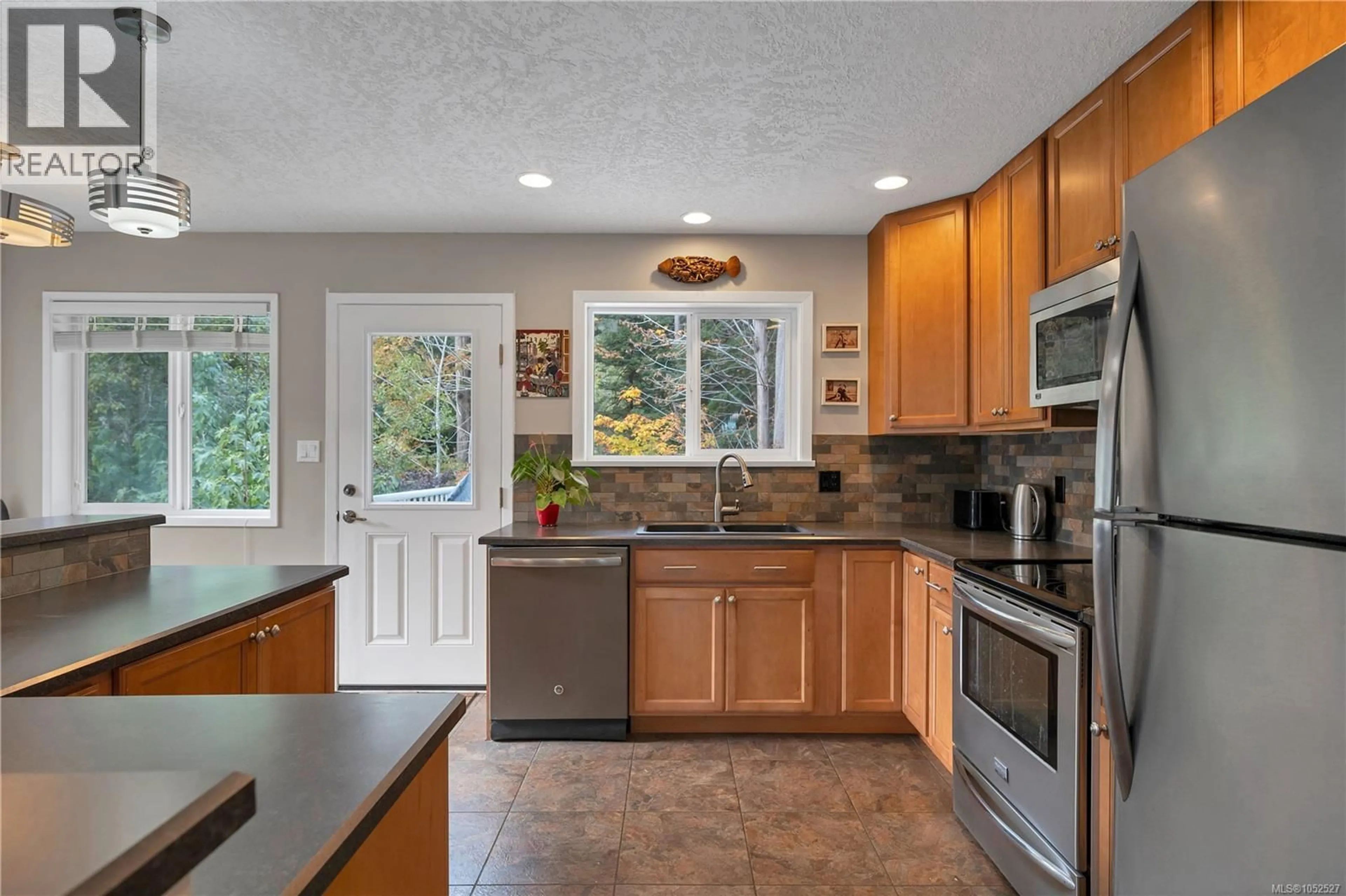 Open concept kitchen, ceramic/tile floor for 1065 SPRINGBOK ROAD, Campbell River British Columbia V9W7K7