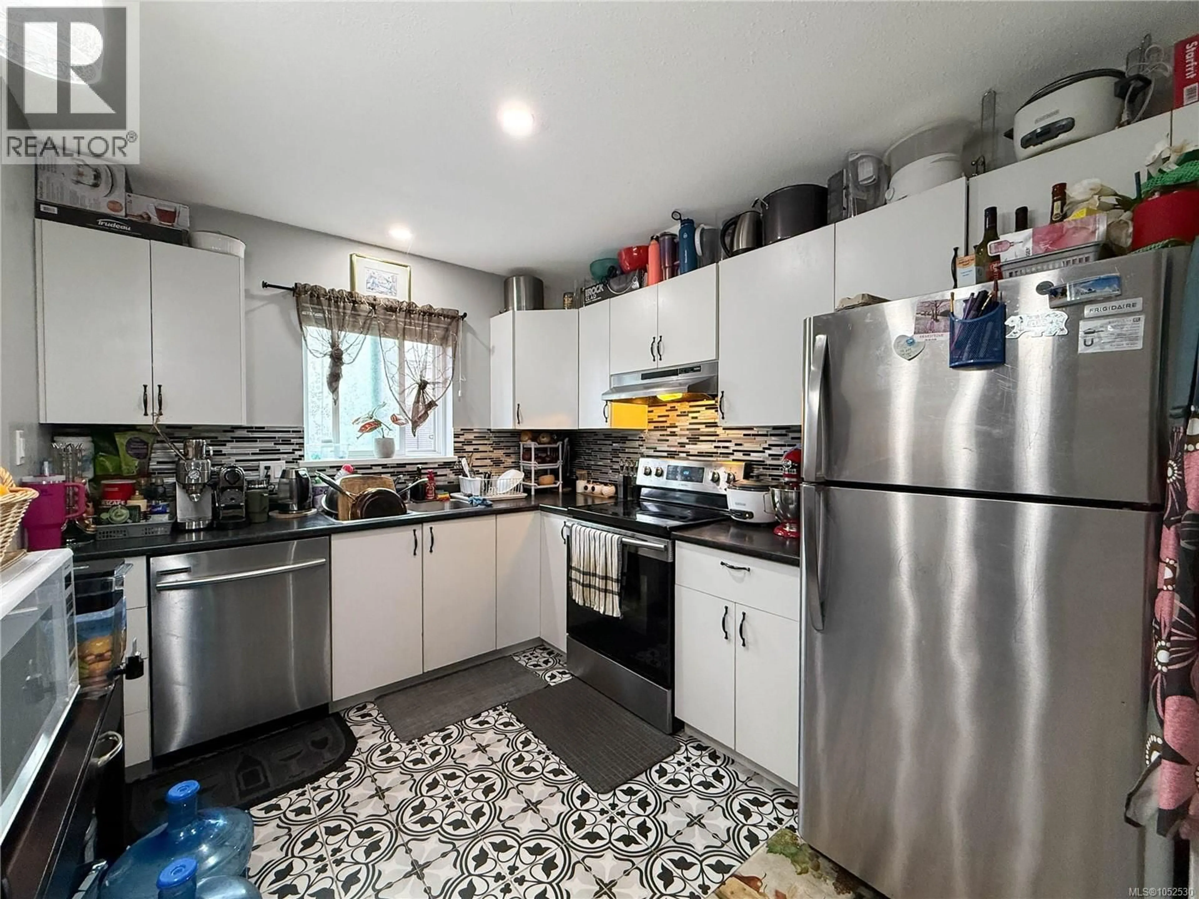 Standard kitchen, ceramic/tile floor for 2 - 704 7TH AVENUE, Campbell River British Columbia V9W4A4