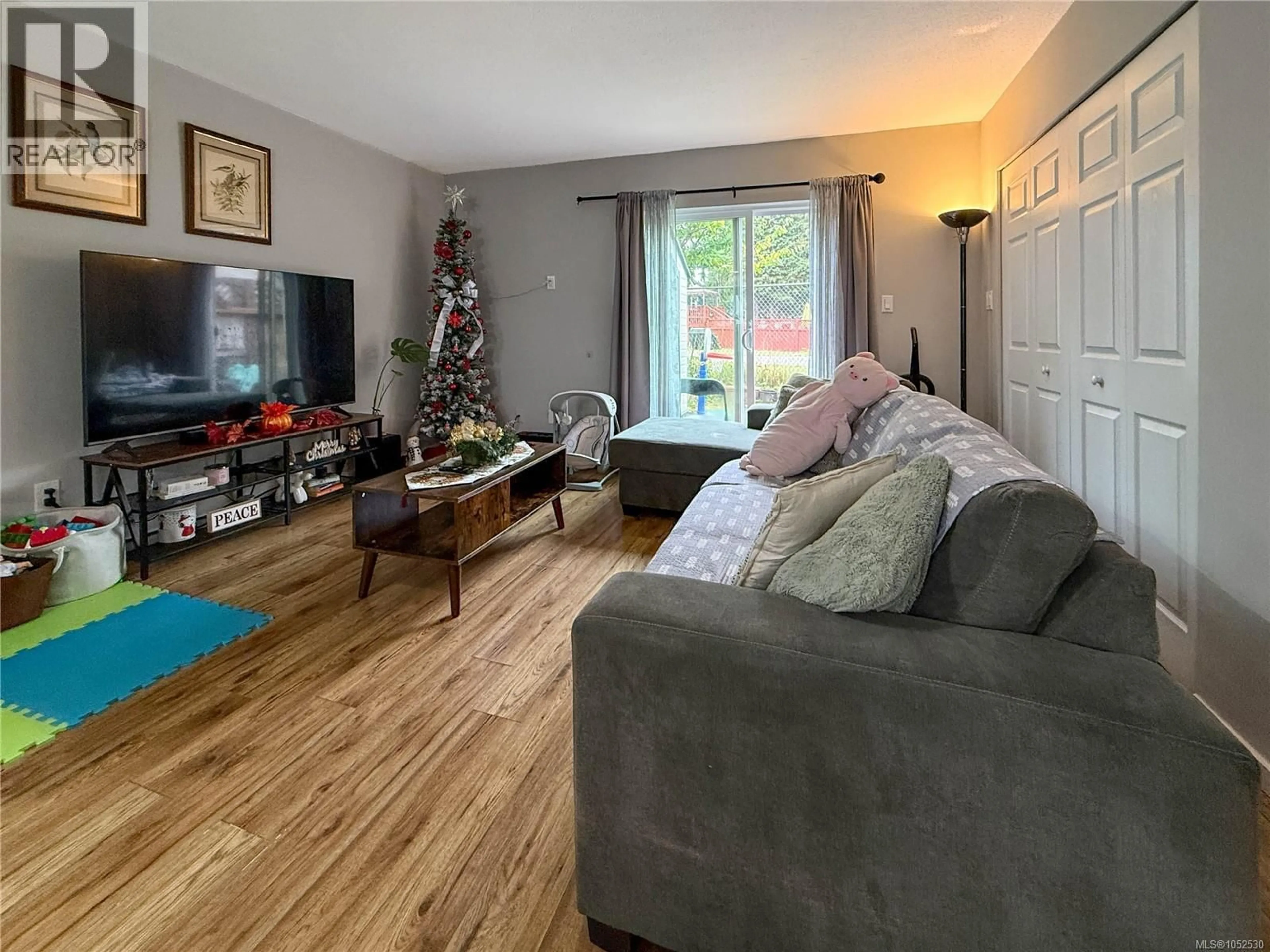 Living room with furniture, wood/laminate floor for 2 - 704 7TH AVENUE, Campbell River British Columbia V9W4A4