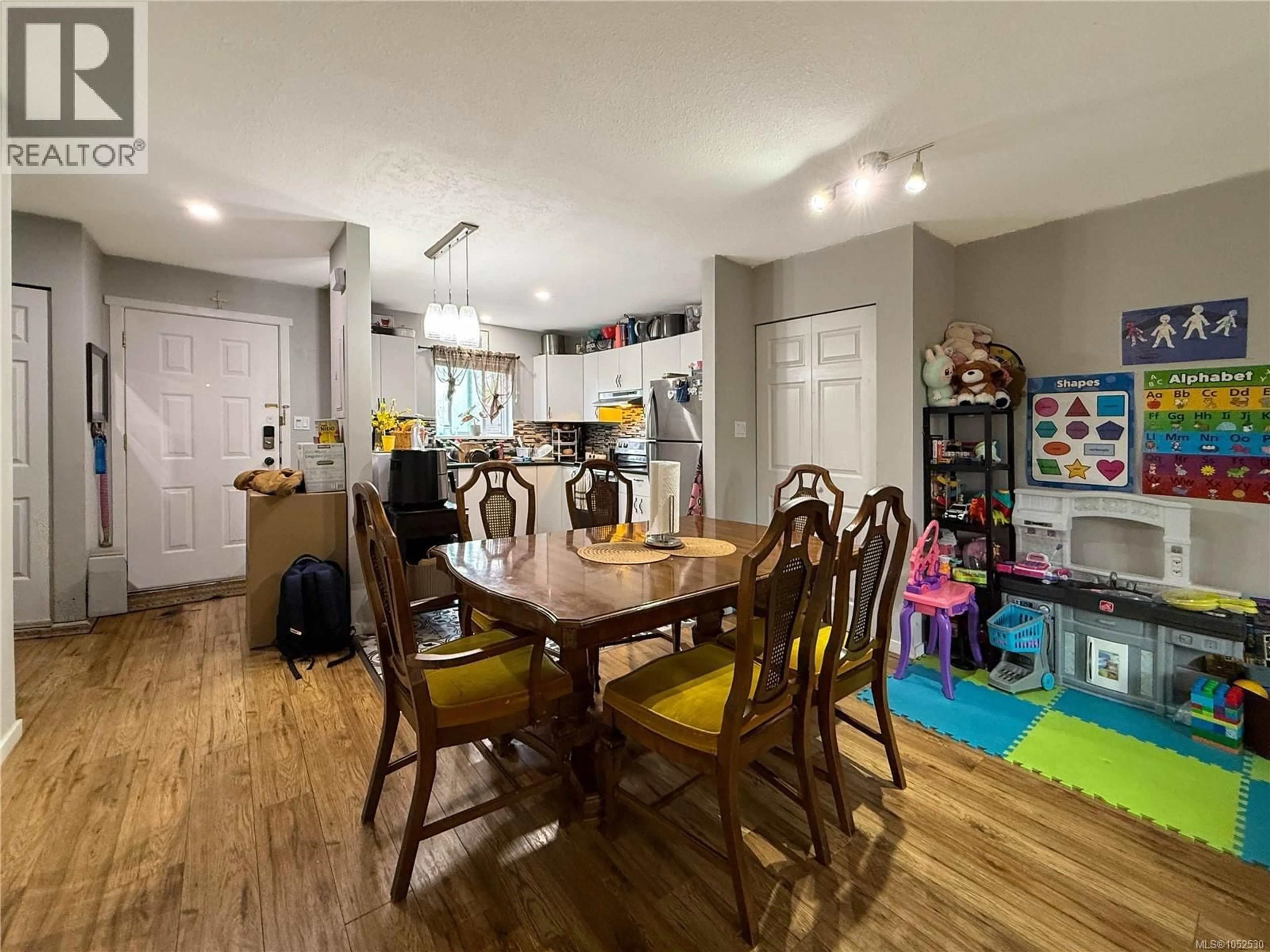 Open concept kitchen, wood/laminate floor for 2 - 704 7TH AVENUE, Campbell River British Columbia V9W4A4