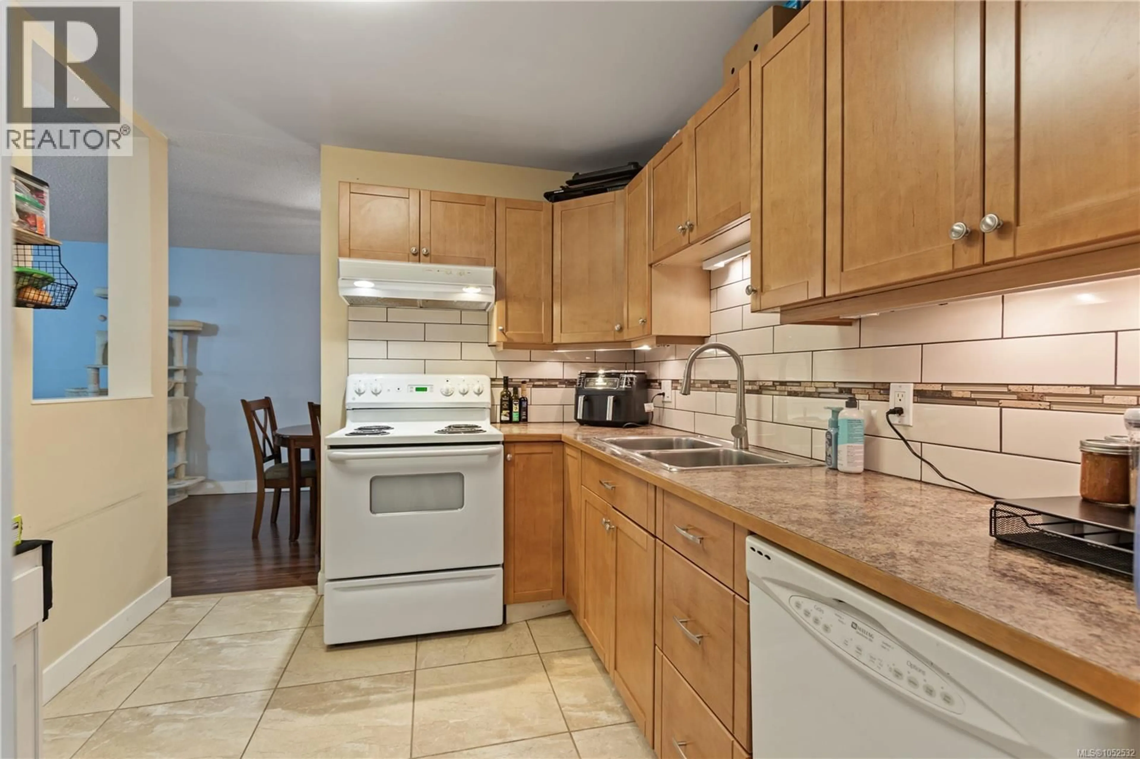 Standard kitchen, ceramic/tile floor for 103 - 4720 UPLANDS DRIVE, Nanaimo British Columbia V9T4S7