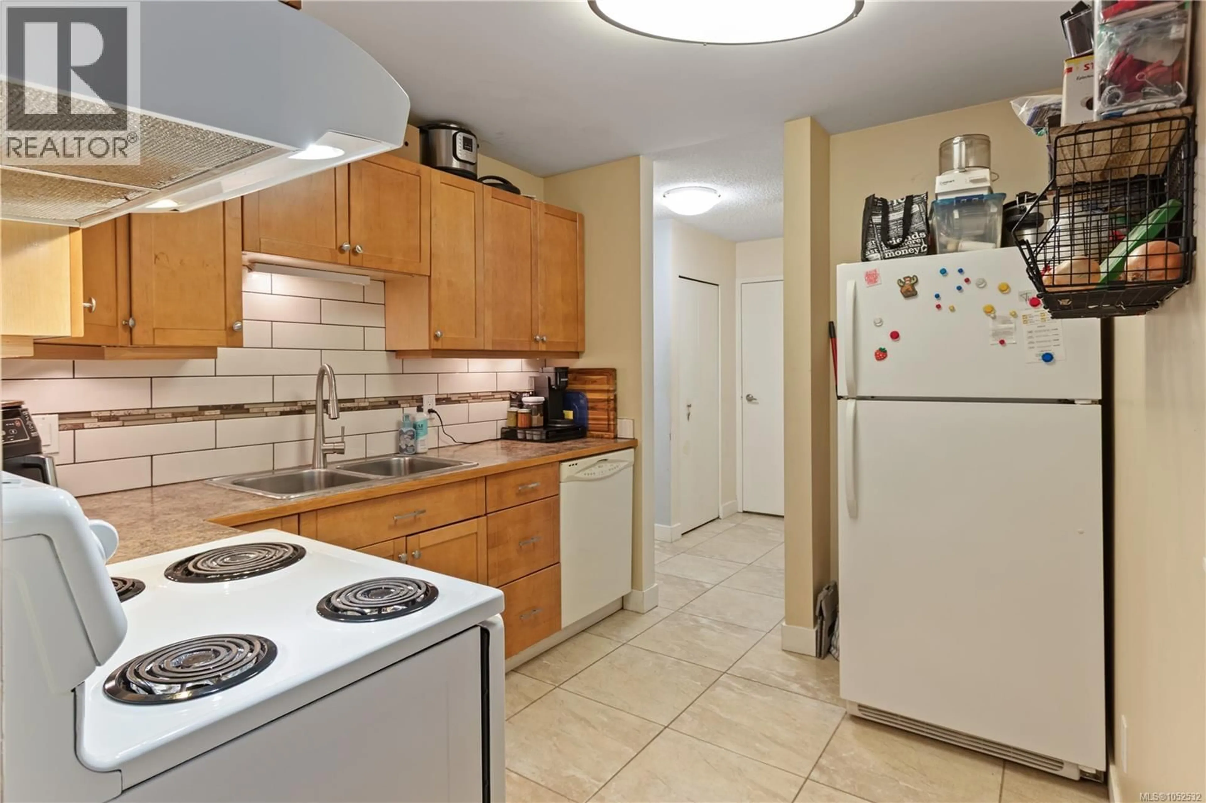 Standard kitchen, unknown for 103 - 4720 UPLANDS DRIVE, Nanaimo British Columbia V9T4S7