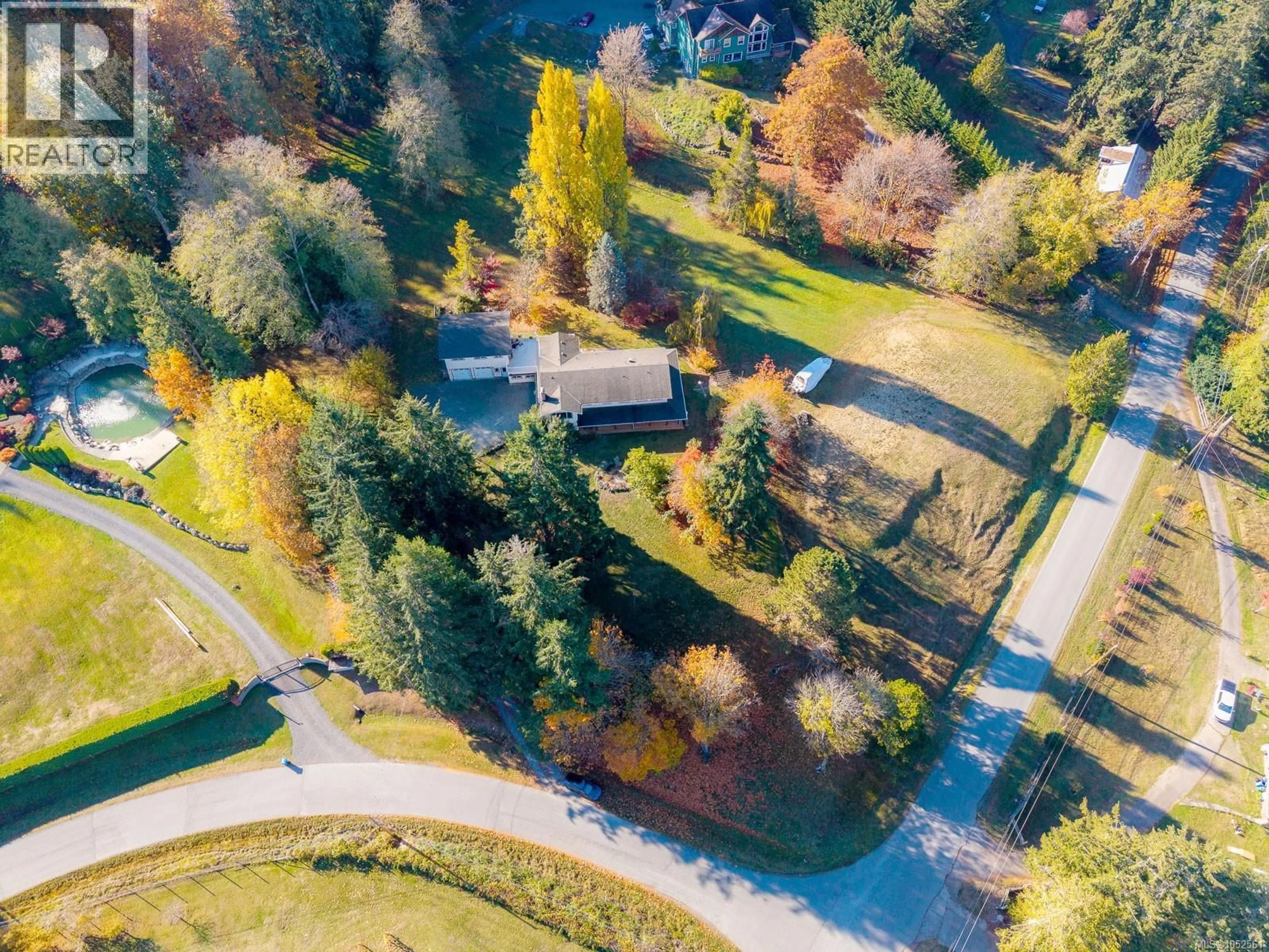 A pic from outside/outdoor area/front of a property/back of a property/a pic from drone, street for 1035 BRIARWOOD CRESCENT, Mill Bay British Columbia V8H1A5