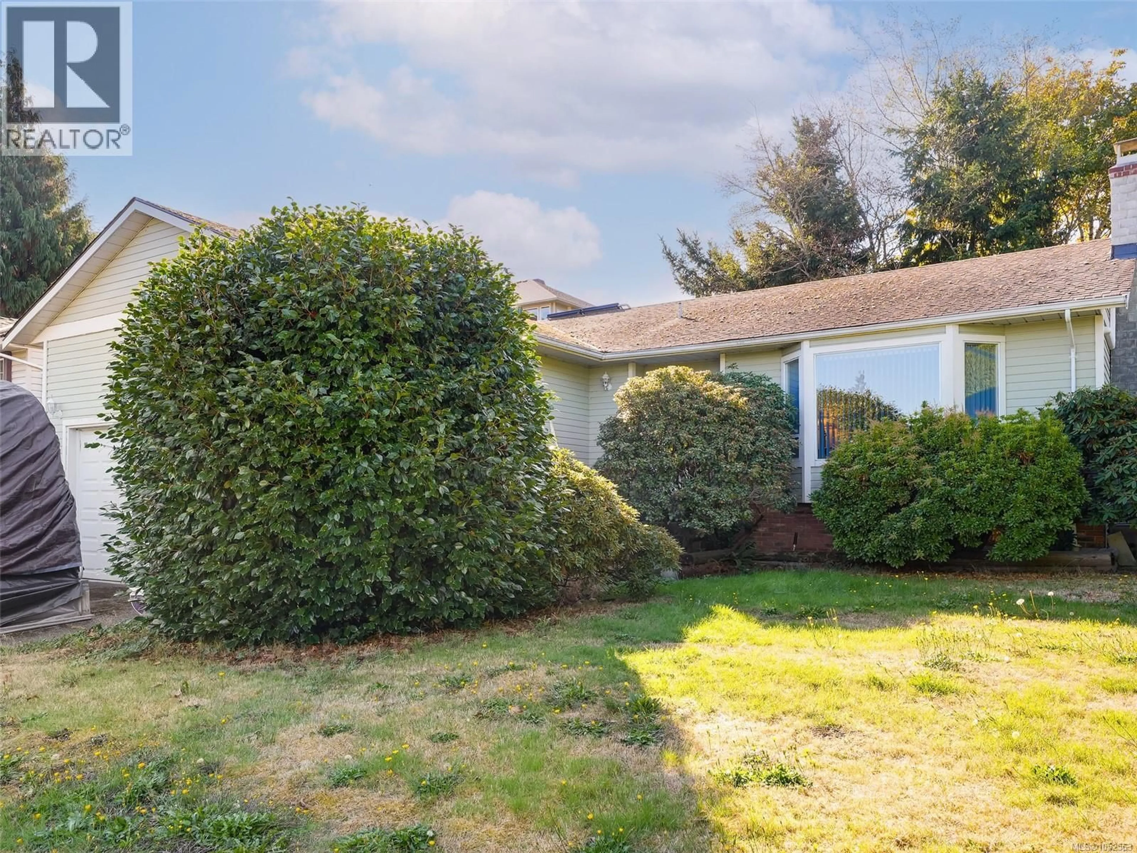 A pic from outside/outdoor area/front of a property/back of a property/a pic from drone, street for 595 DELORA DRIVE, Colwood British Columbia V9C3S2