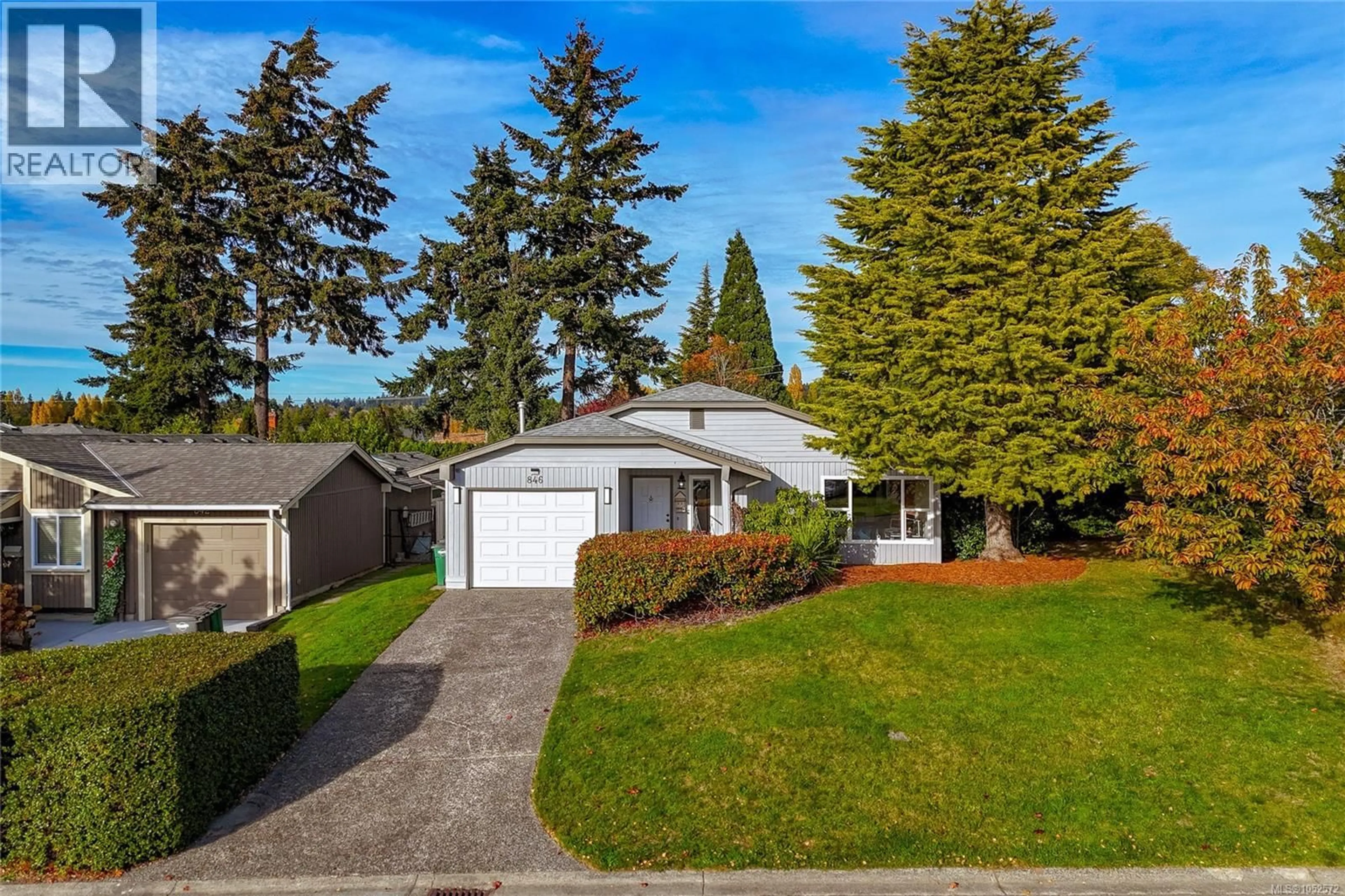 Home with vinyl exterior material, street for 846 PEPIN CRESCENT, Saanich British Columbia V8Z6V6