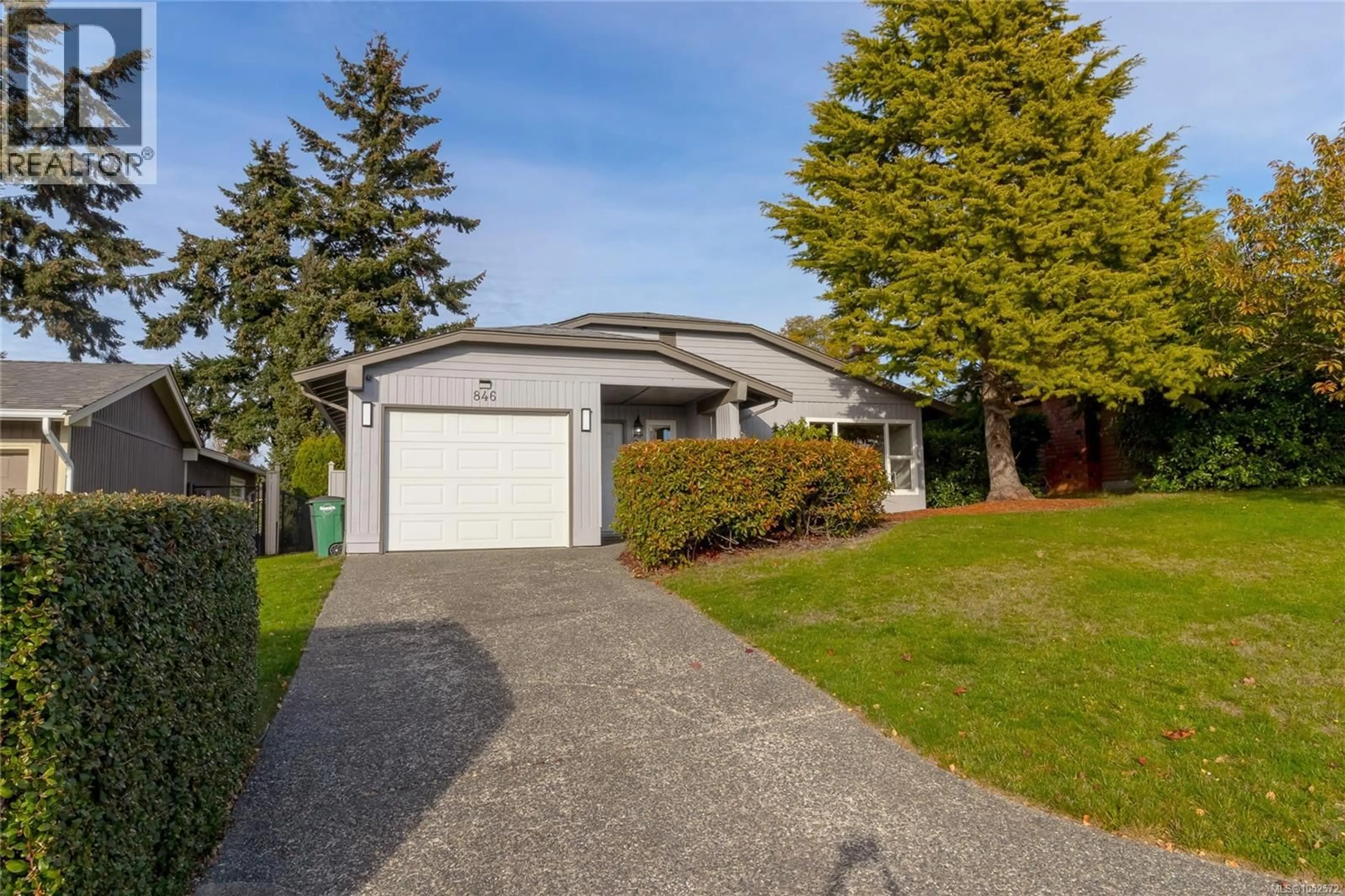 Home with vinyl exterior material, street for 846 PEPIN CRESCENT, Saanich British Columbia V8Z6V6