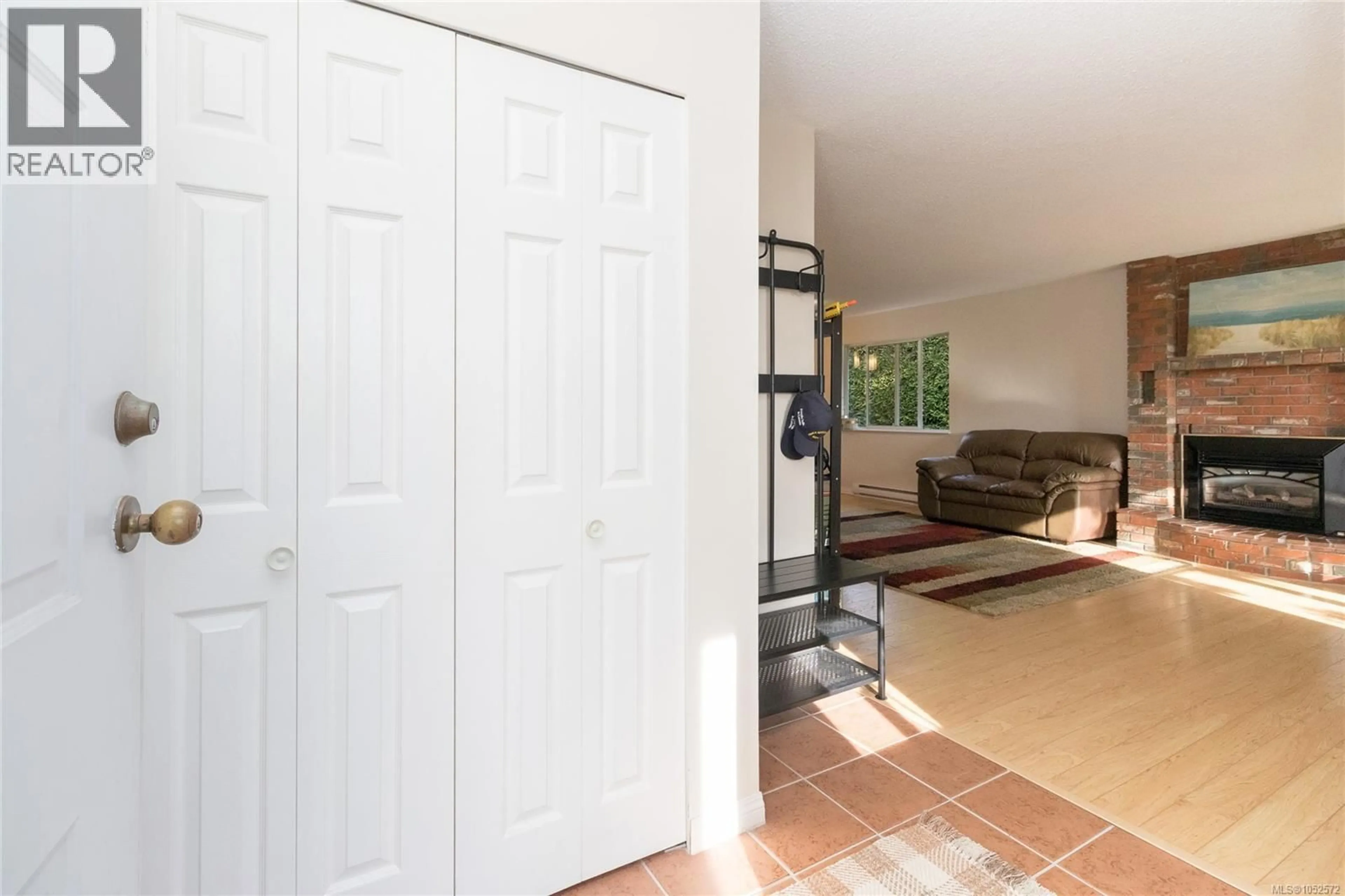 Indoor entryway for 846 PEPIN CRESCENT, Saanich British Columbia V8Z6V6