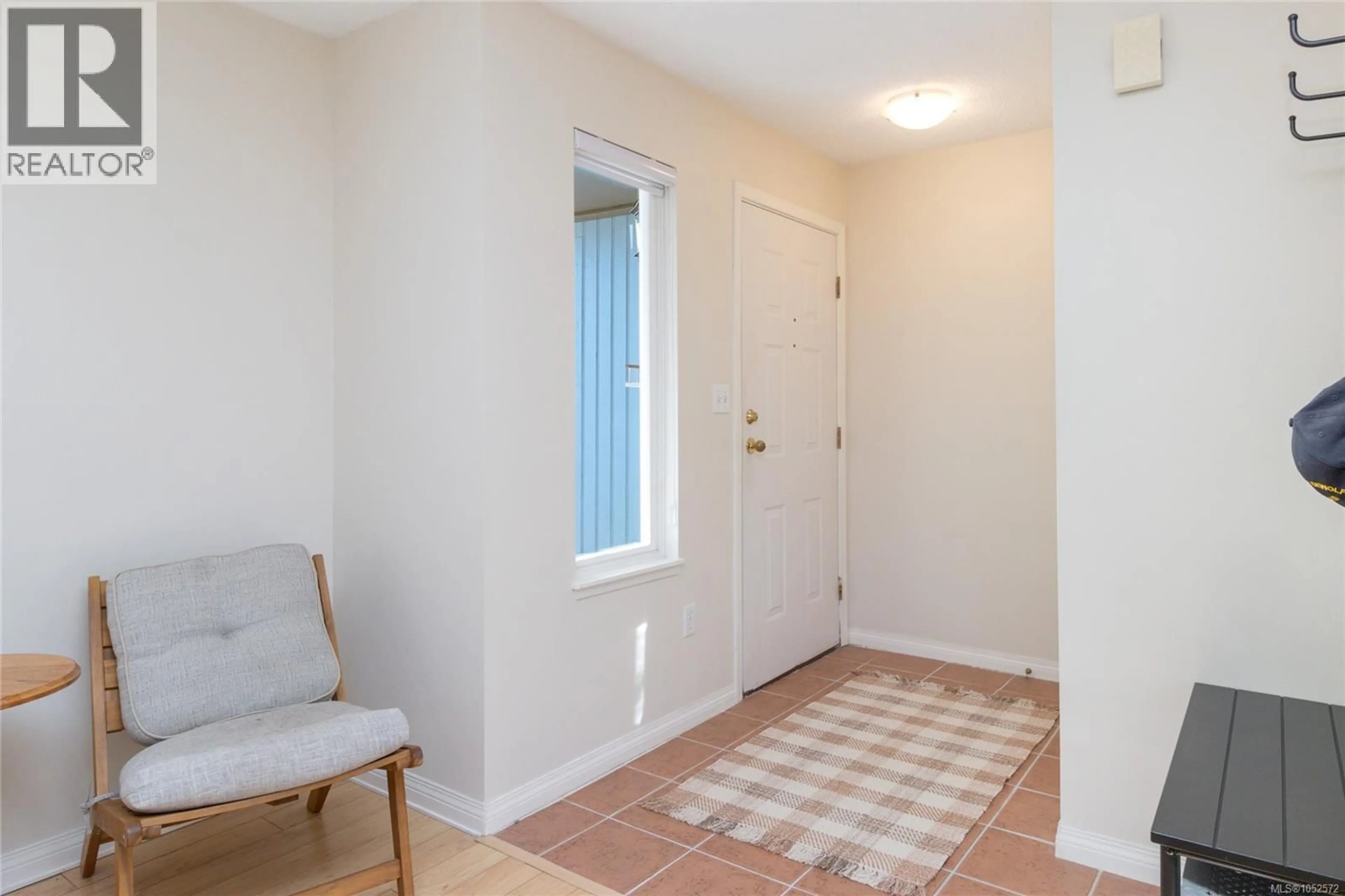 Indoor entryway for 846 PEPIN CRESCENT, Saanich British Columbia V8Z6V6