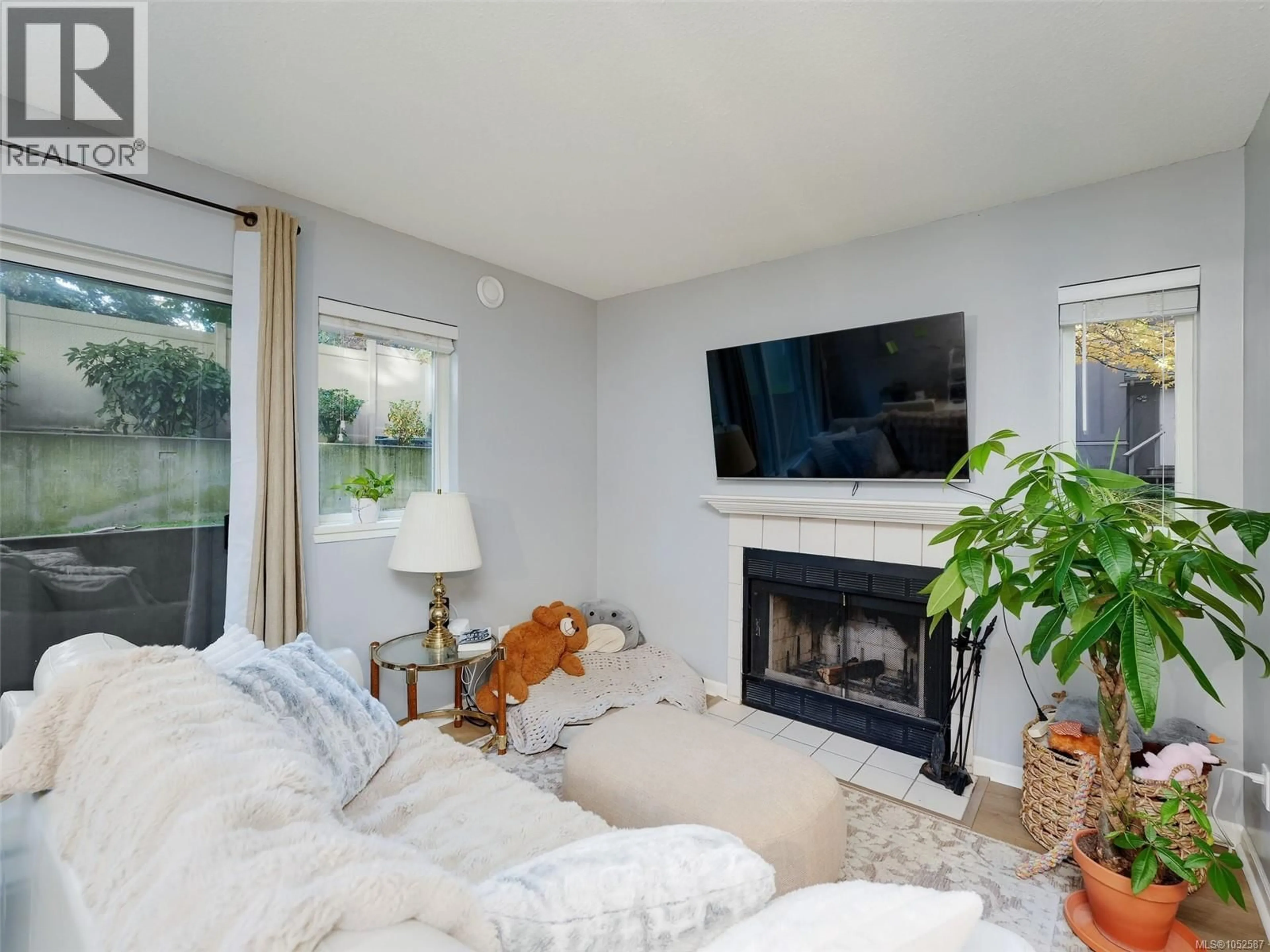 Living room with furniture, unknown for 114 - 2520 WARK STREET, Victoria British Columbia V8T5G6