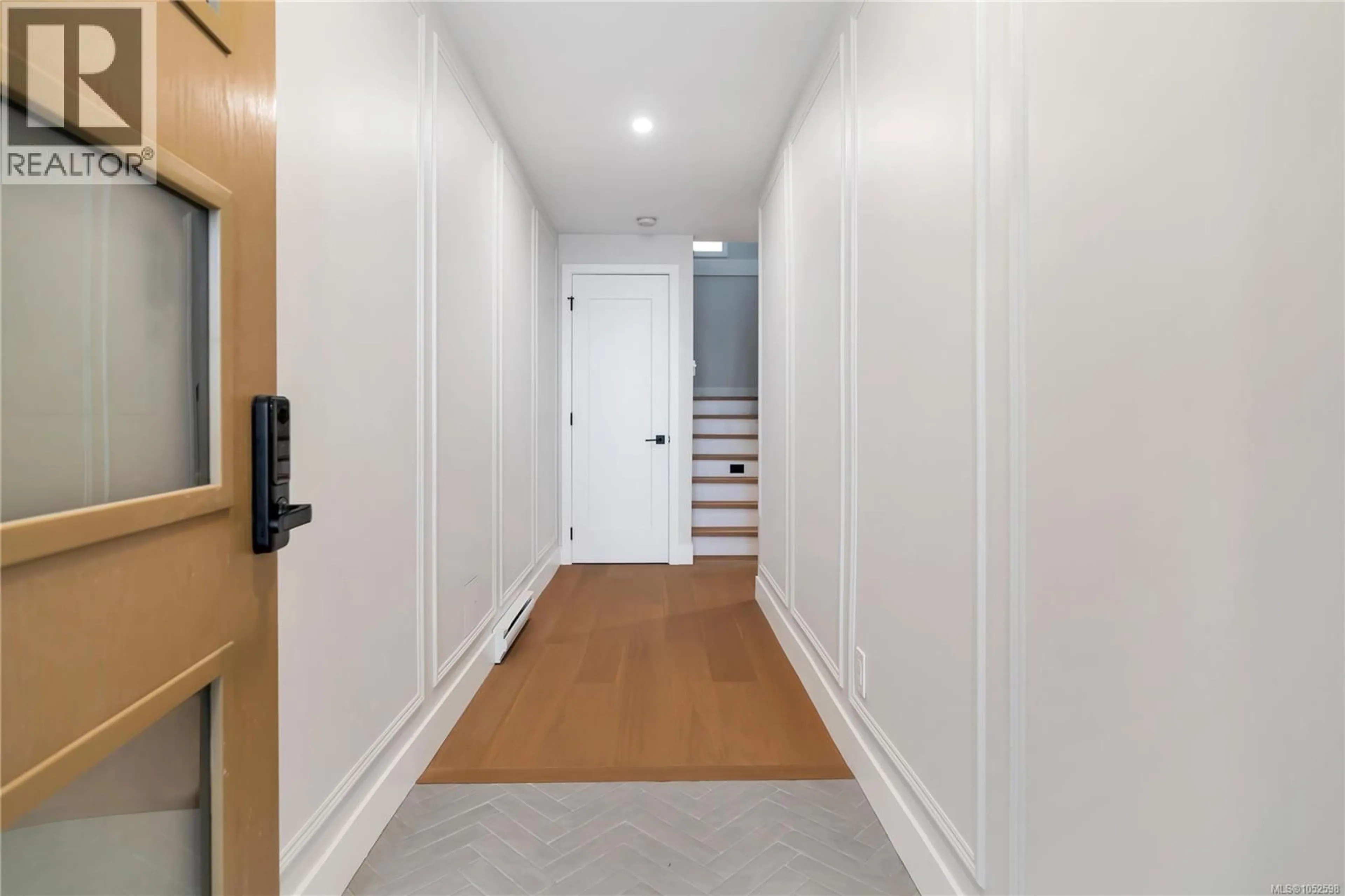 Indoor entryway for 2 - 2590 PENRHYN STREET, Saanich British Columbia V8N1G3