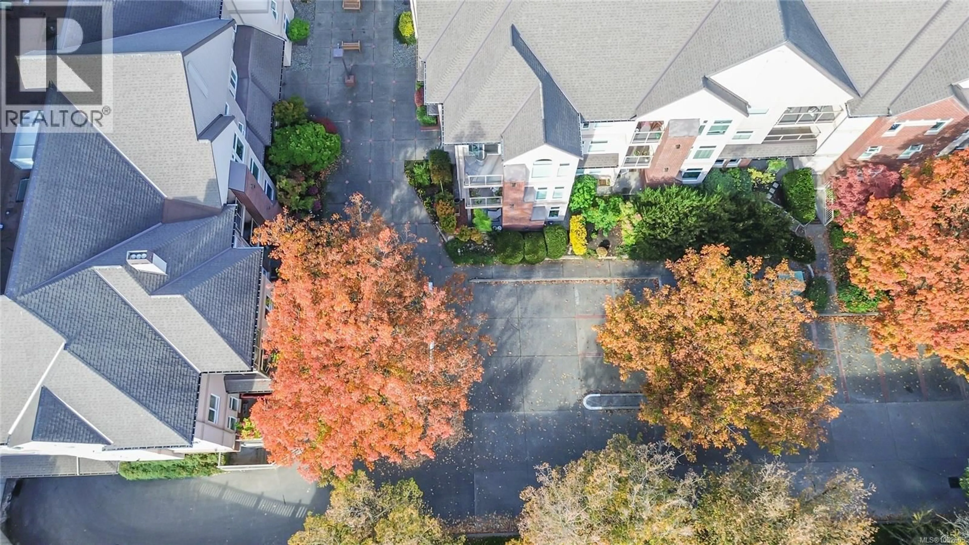 A pic from outside/outdoor area/front of a property/back of a property/a pic from drone, unknown for 105 - 835 SELKIRK AVENUE, Esquimalt British Columbia V9A2T7