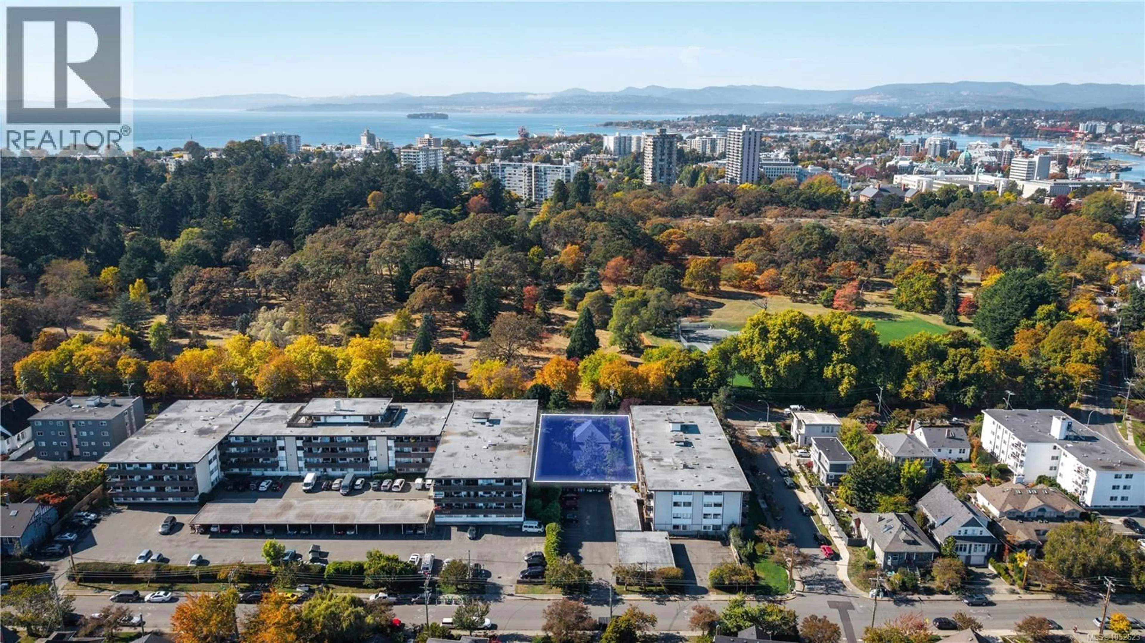 A pic from outside/outdoor area/front of a property/back of a property/a pic from drone, unknown for 956 HEYWOOD AVENUE, Victoria British Columbia V8V2Y4