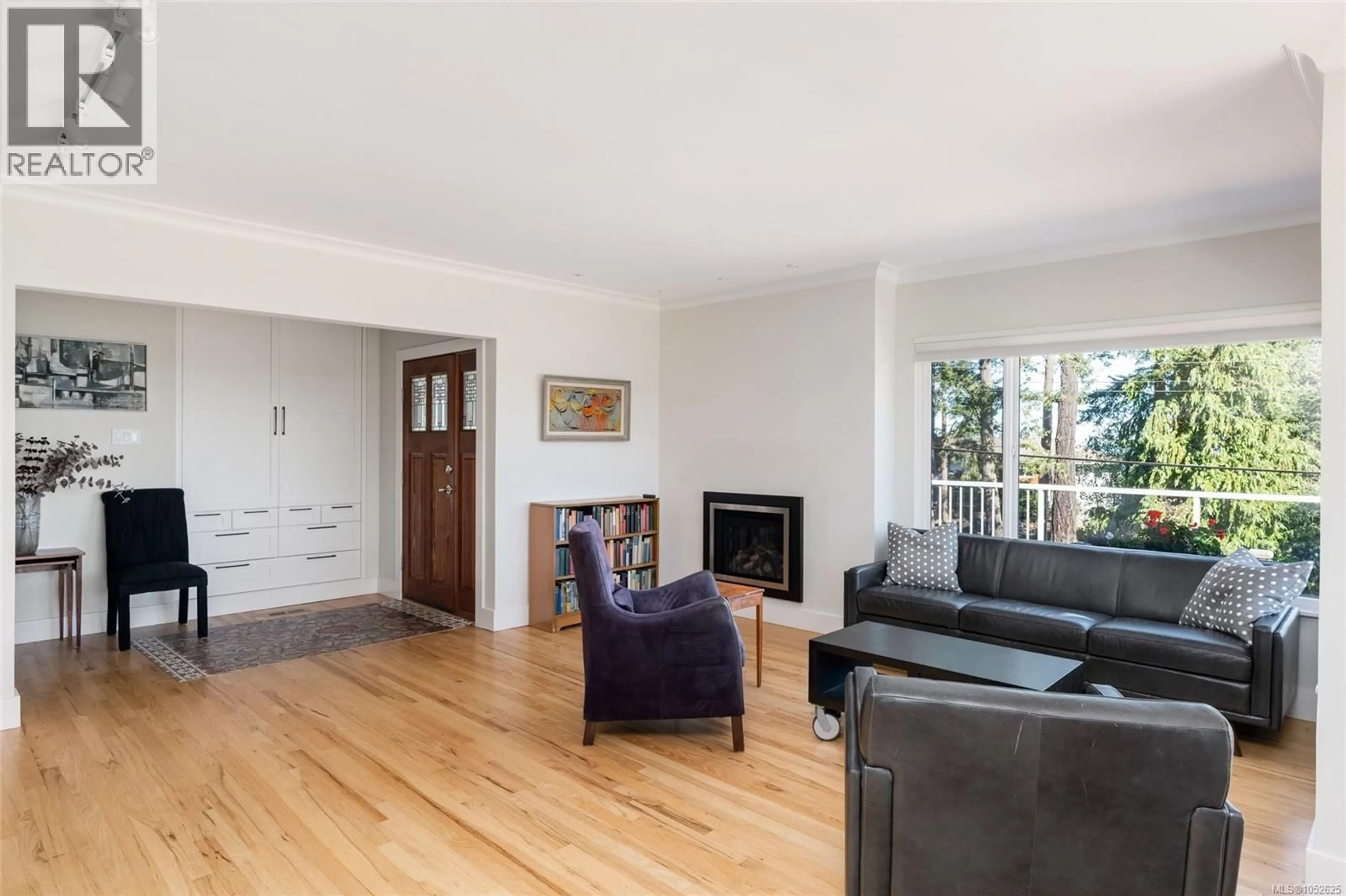 Living room with furniture, wood/laminate floor for 2015 PAULS TERRACE, Saanich British Columbia V8N2Z4