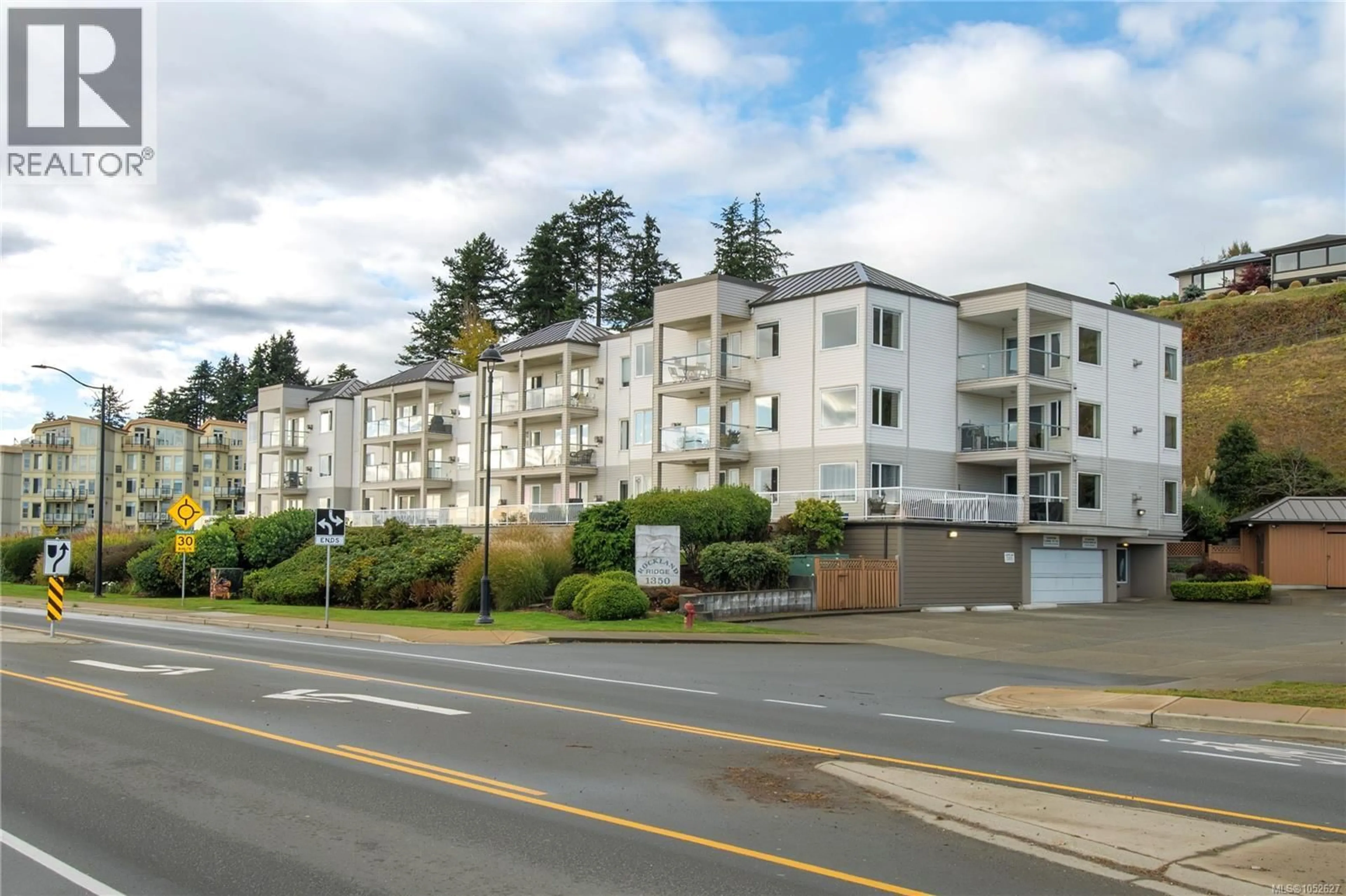 A pic from outside/outdoor area/front of a property/back of a property/a pic from drone, unknown for 207 - 1350 ISLAND HIGHWAY SOUTH, Campbell River British Columbia V9W1B7
