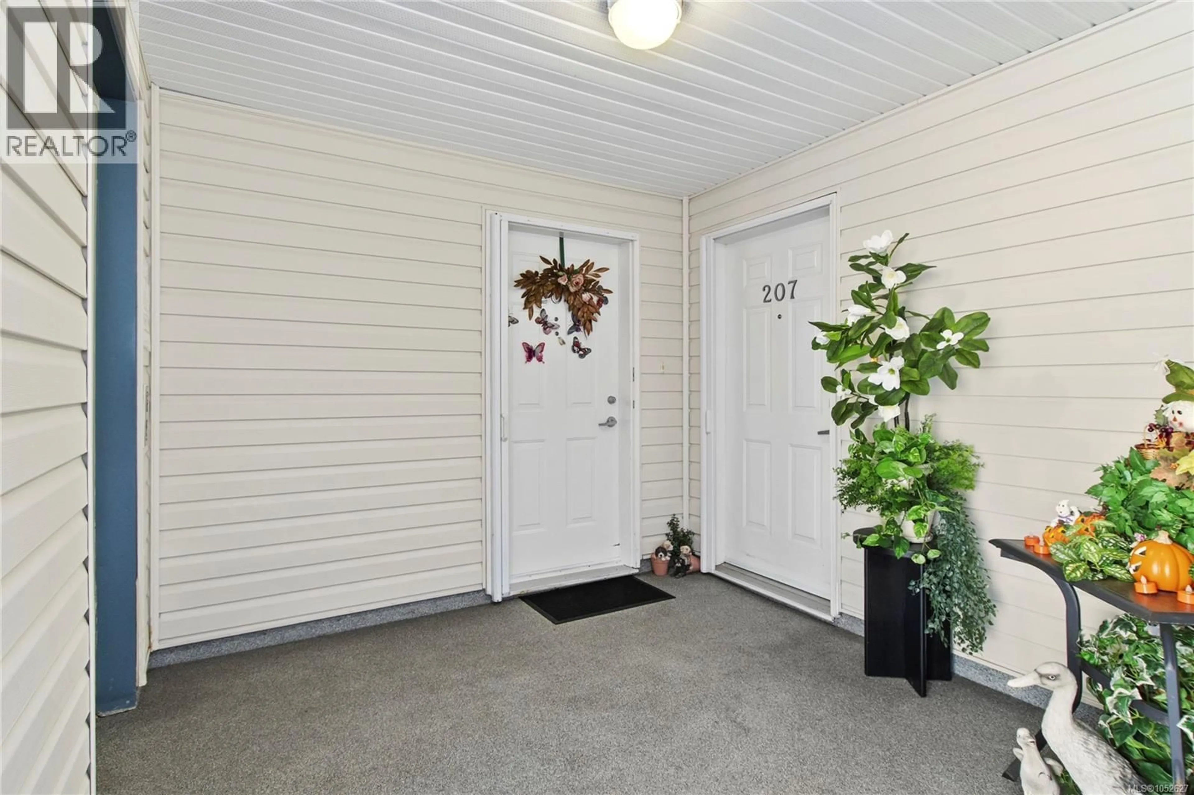 Indoor entryway for 207 - 1350 ISLAND HIGHWAY SOUTH, Campbell River British Columbia V9W1B7