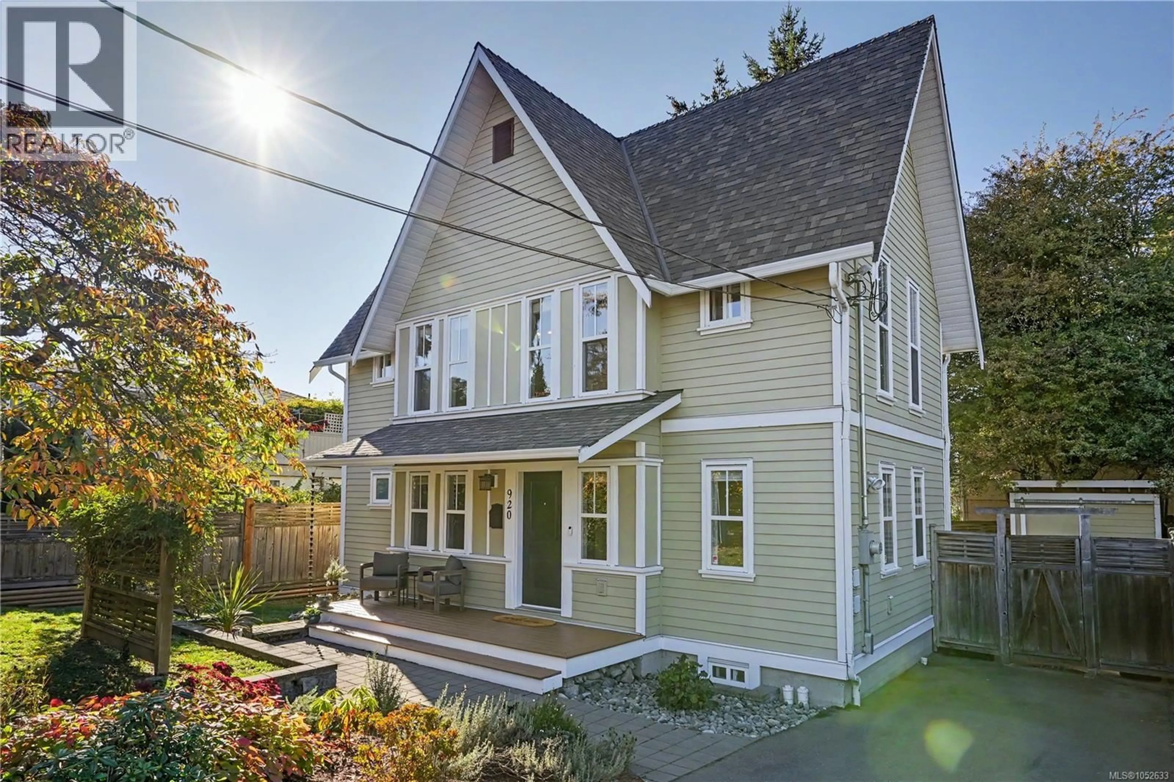 Home with vinyl exterior material, street for 920 MARY STREET, Victoria British Columbia V9A3W6