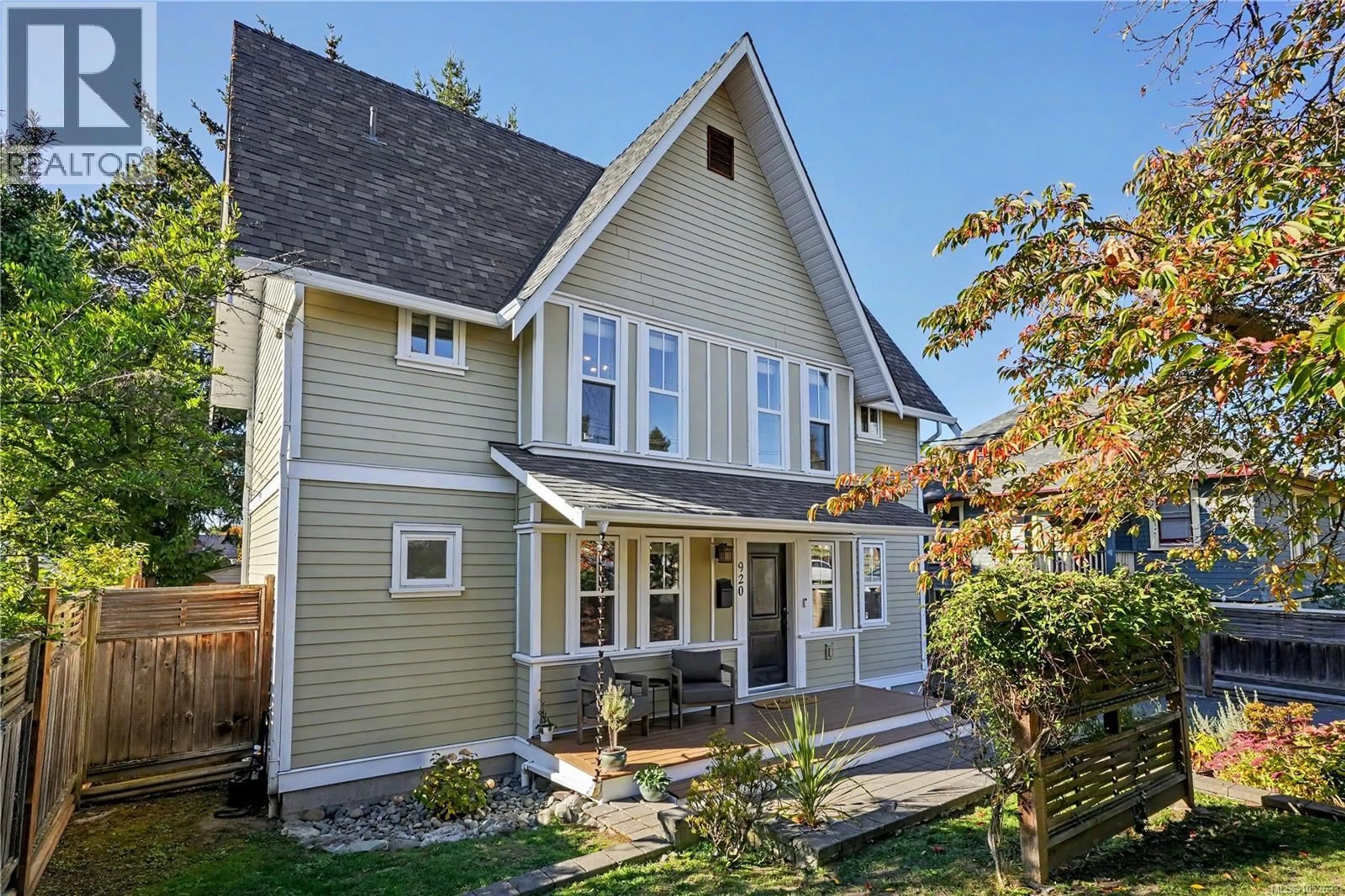 Home with vinyl exterior material, street for 920 MARY STREET, Victoria British Columbia V9A3W6