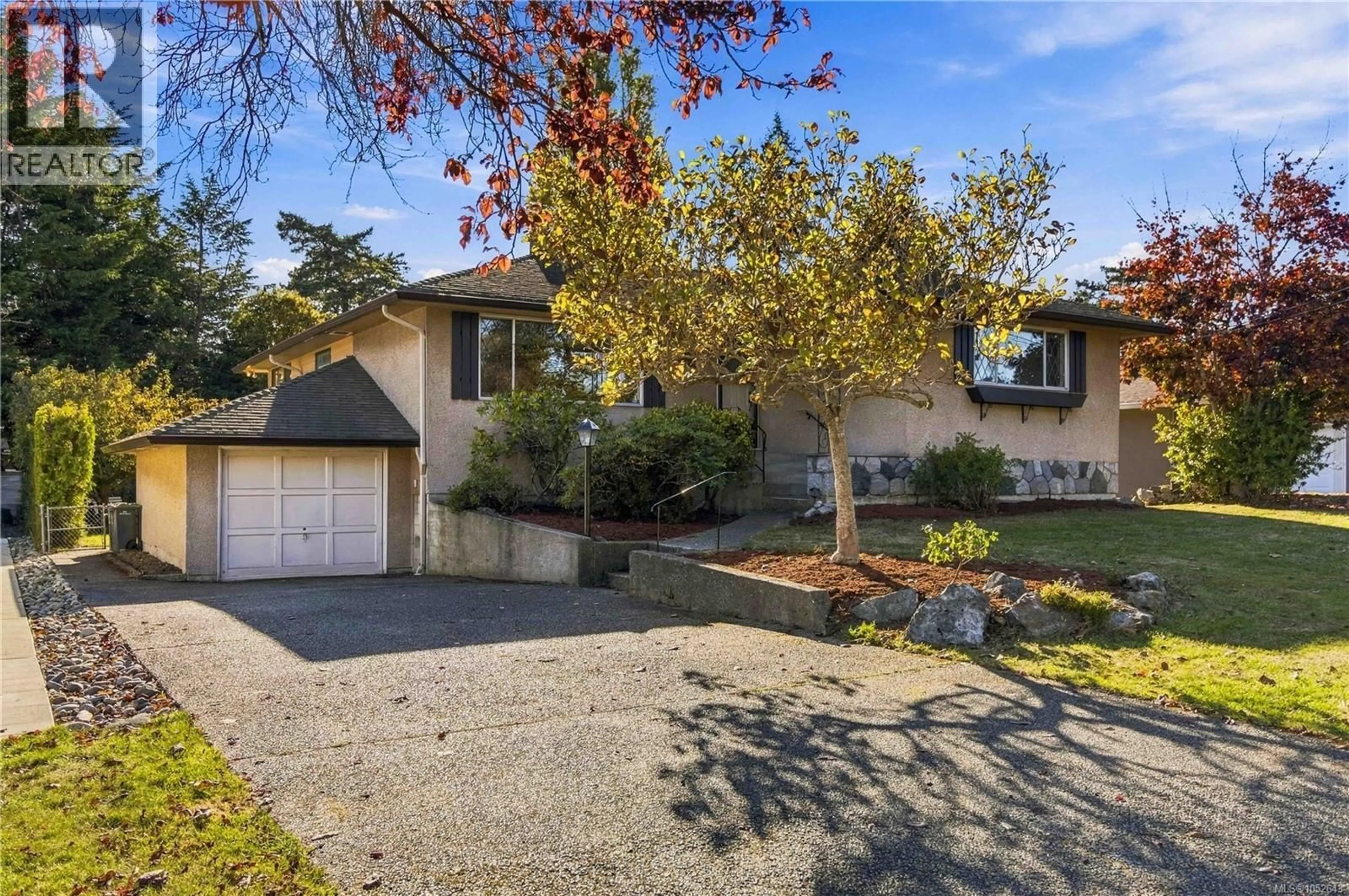 A pic from outside/outdoor area/front of a property/back of a property/a pic from drone, street for 1161 HADFIELD AVENUE, Esquimalt British Columbia V9A5N8