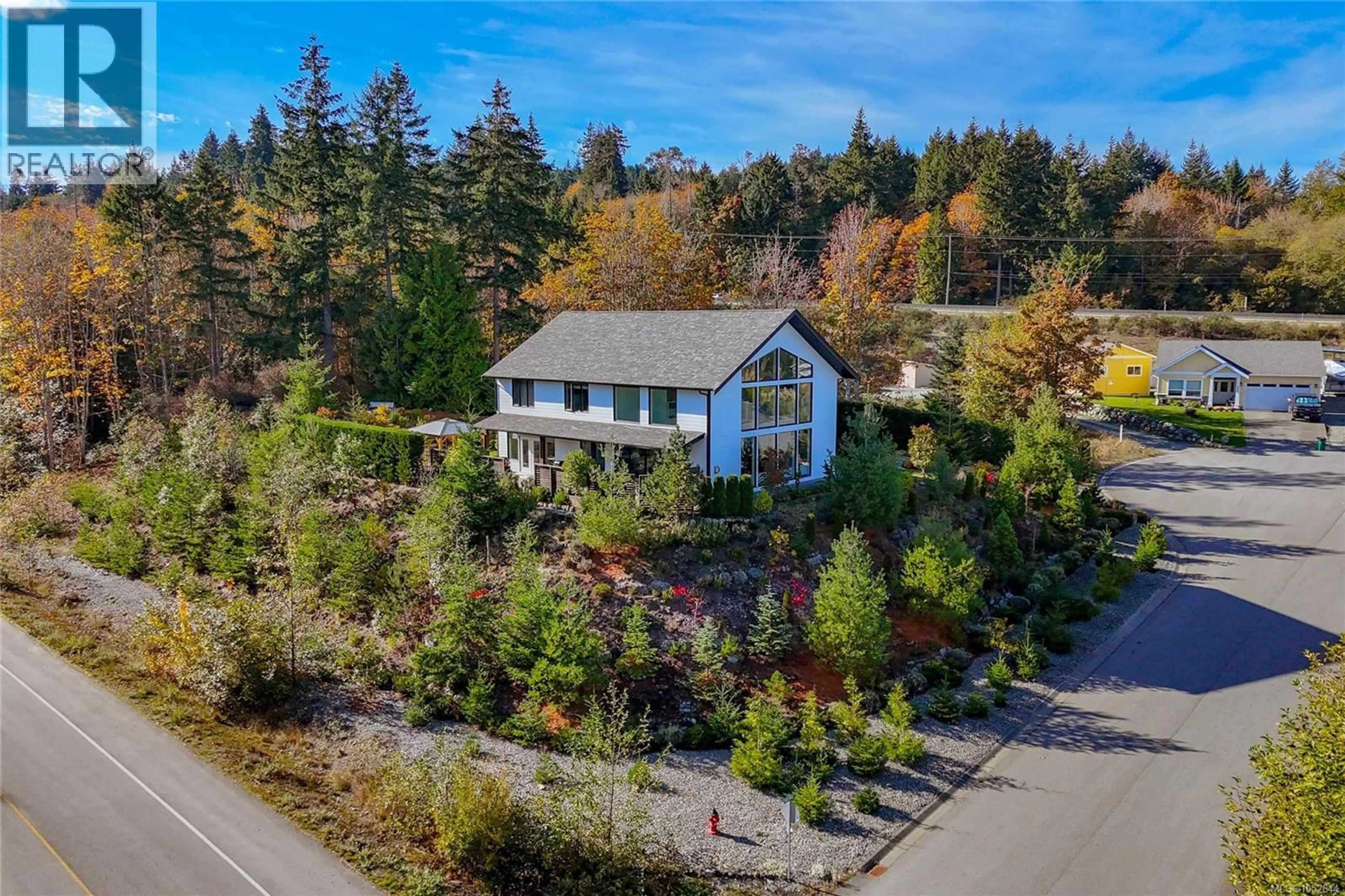 A pic from outside/outdoor area/front of a property/back of a property/a pic from drone, unknown for 672 MILL BAY PLACE, Mill Bay British Columbia V0R2P4