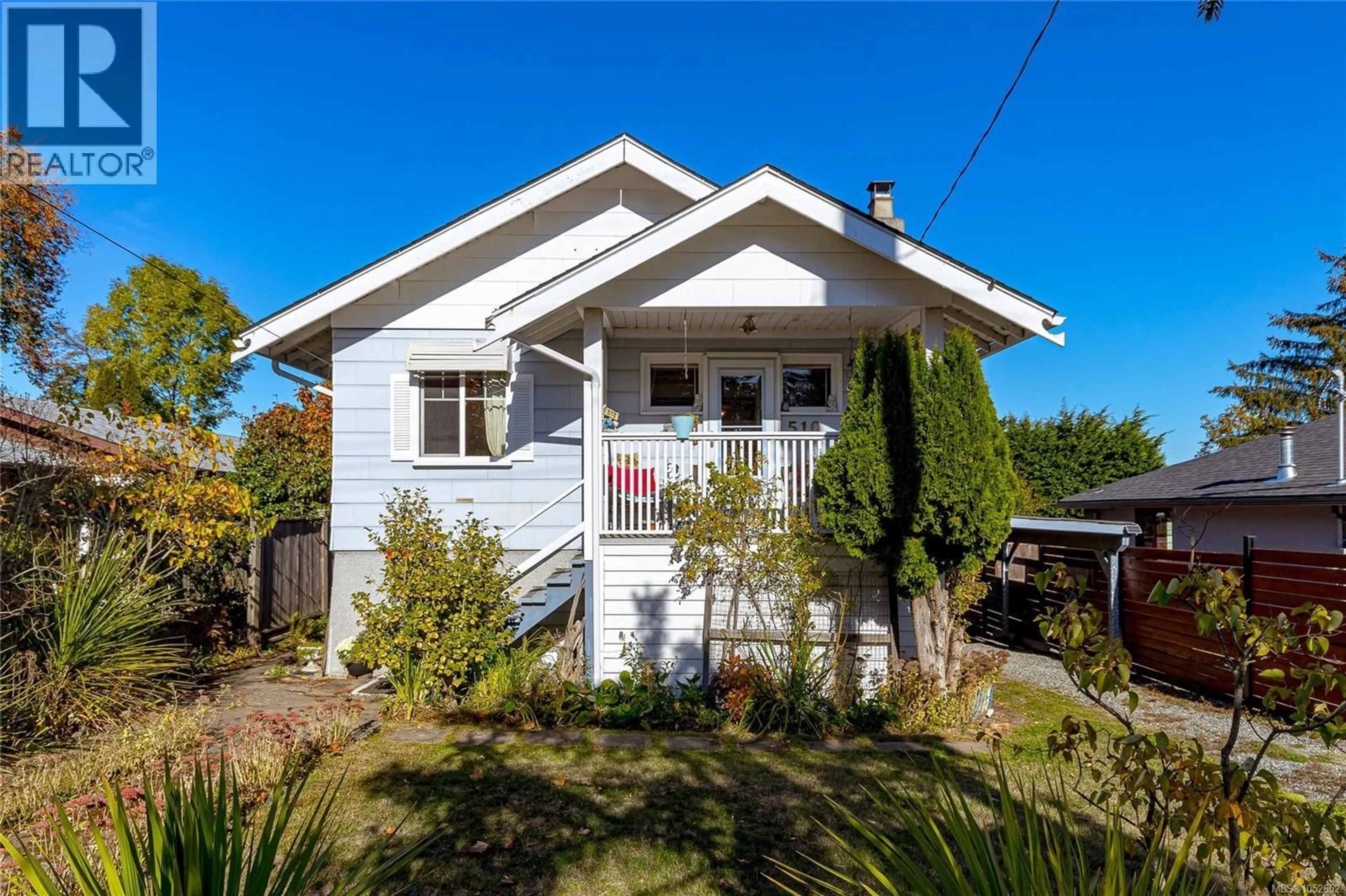 Home with vinyl exterior material, street for 510 WALTER AVENUE, Saanich British Columbia V9A2E5