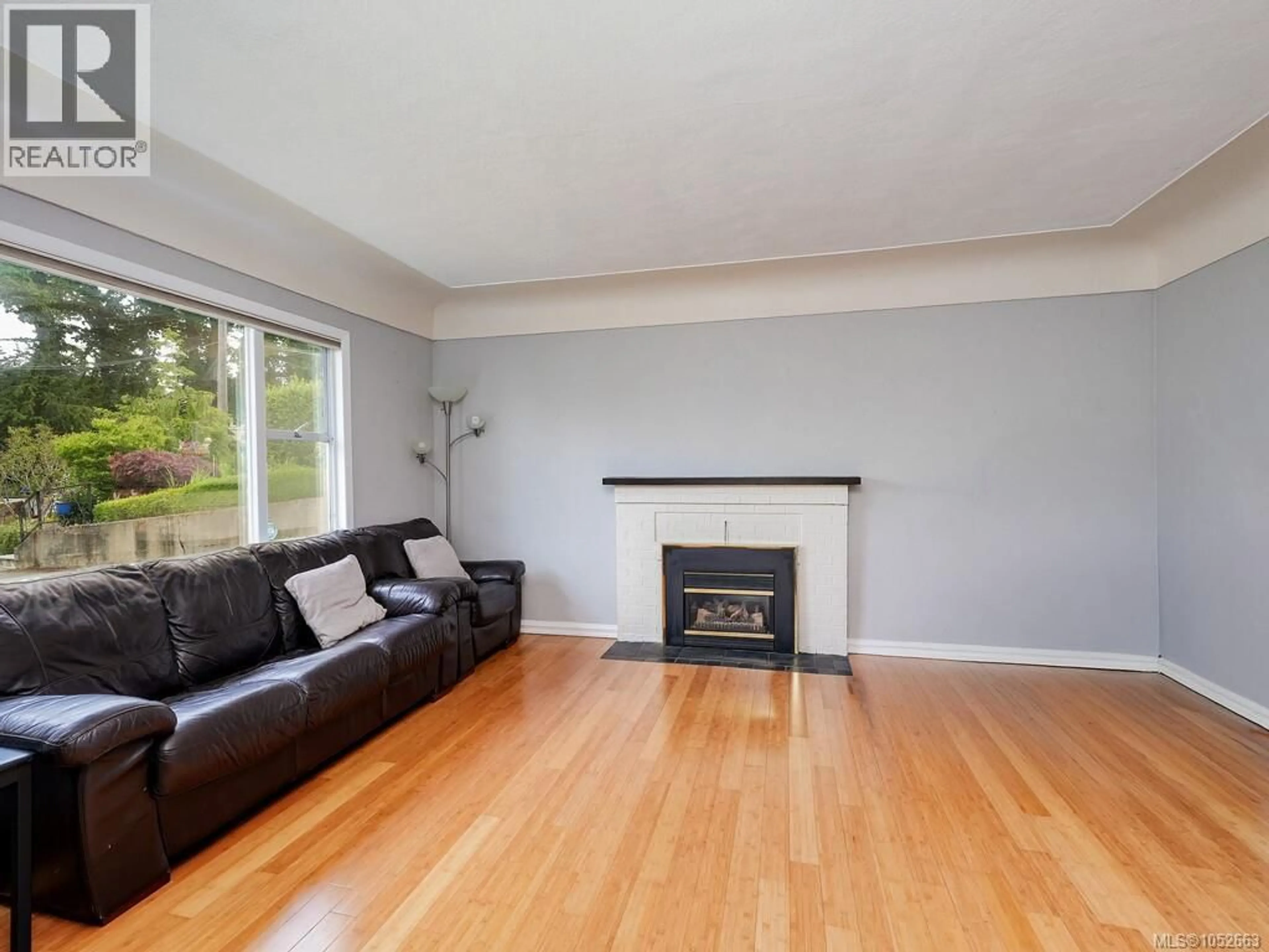 Living room with furniture, wood/laminate floor for 915 INSKIP STREET, Esquimalt British Columbia V9A4J6