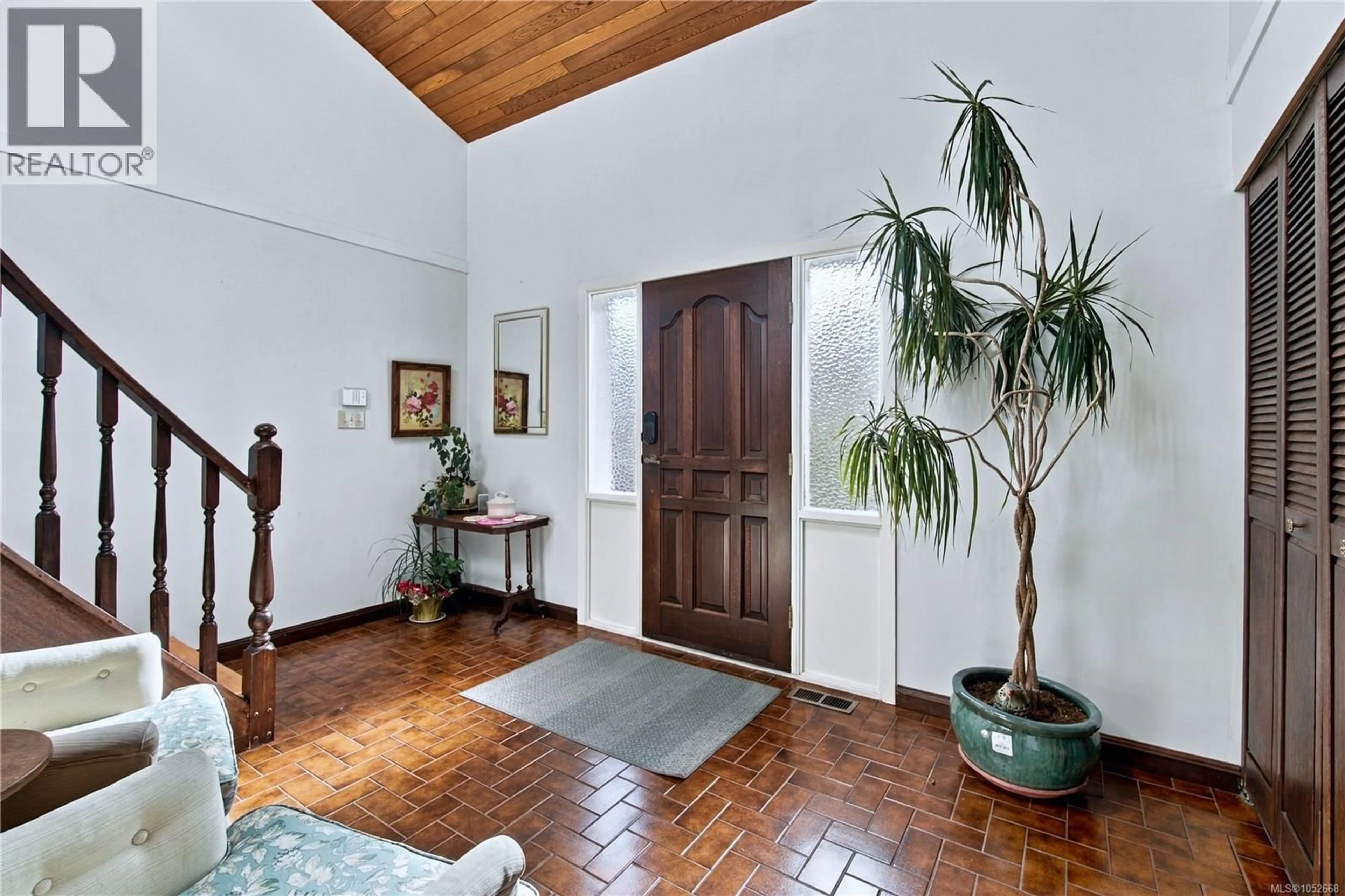 Indoor foyer for 6728 MEDD ROAD, Nanaimo British Columbia V9V1C4