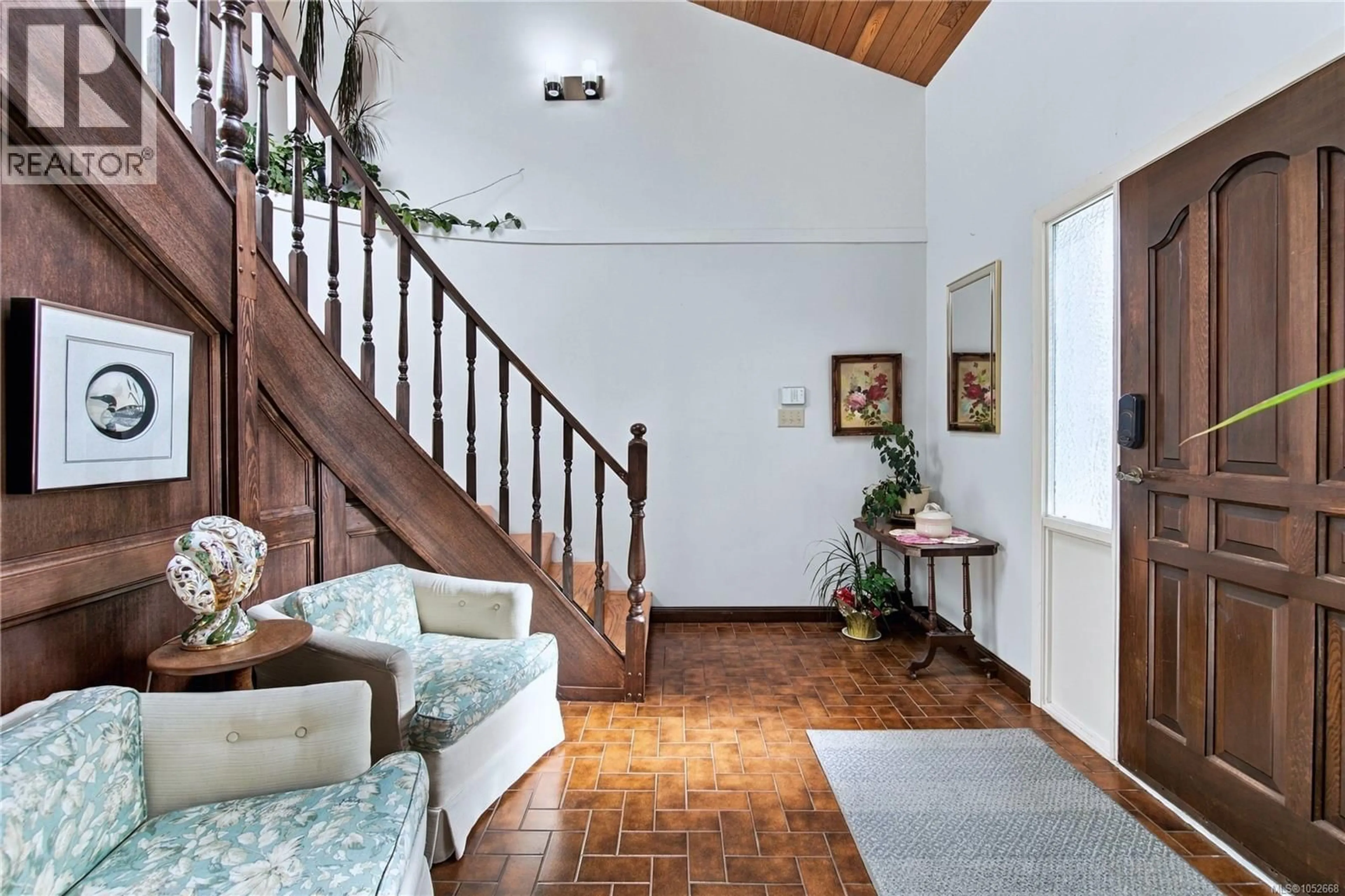Indoor foyer for 6728 MEDD ROAD, Nanaimo British Columbia V9V1C4