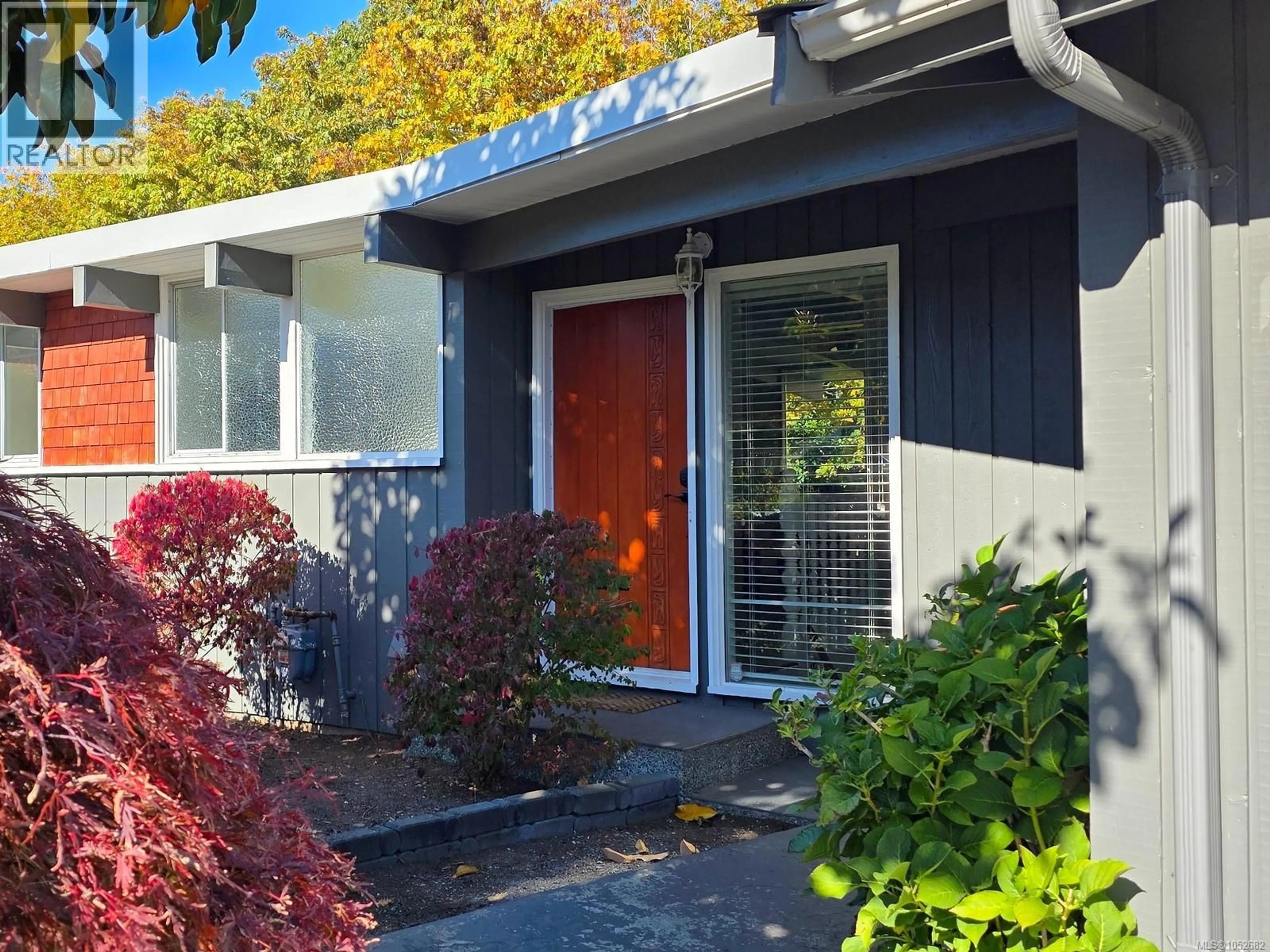 Home with vinyl exterior material, street for 830 BEACH DRIVE, Nanaimo British Columbia V9S2Y3