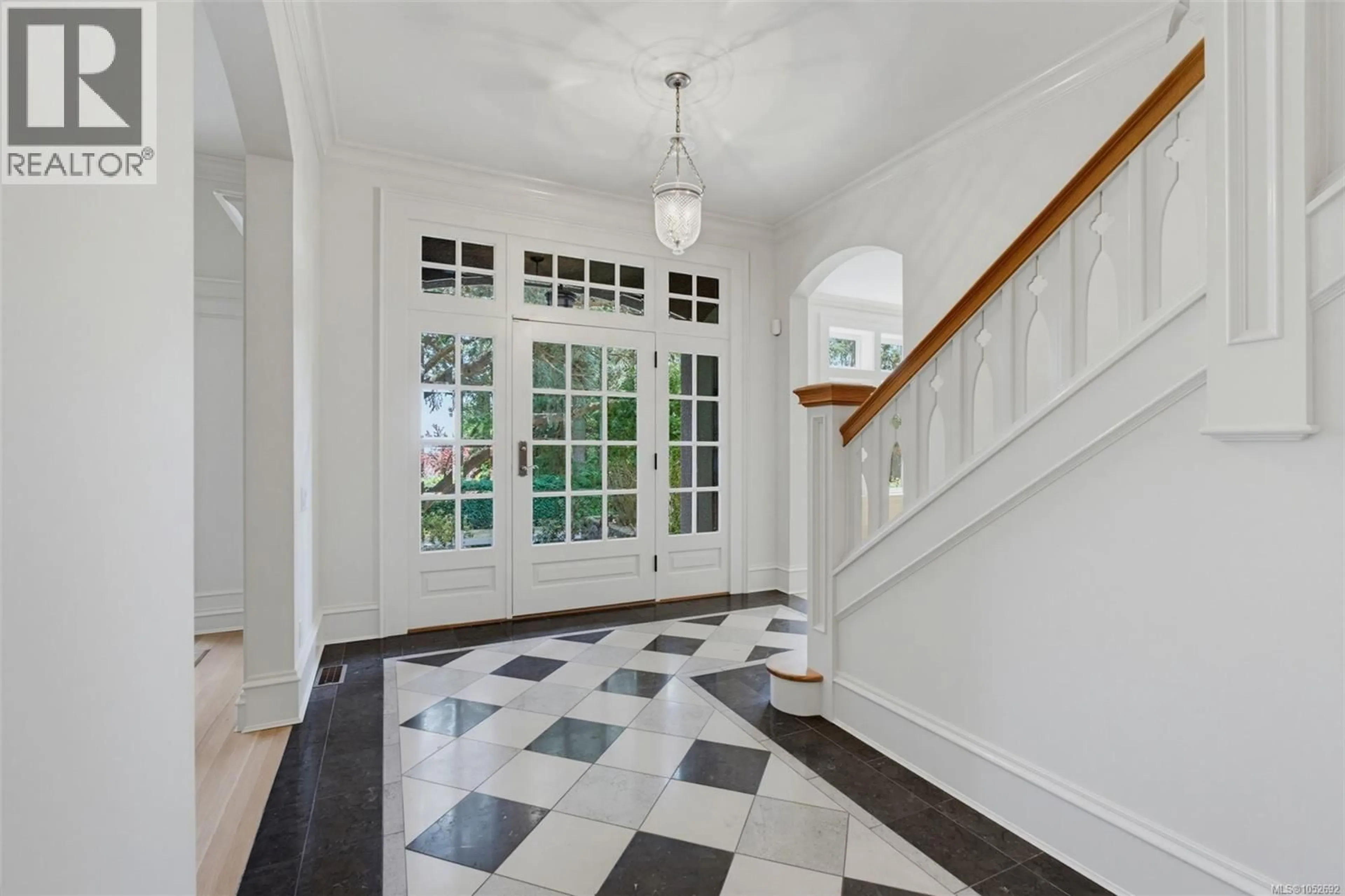 Indoor foyer for 1568 MONTGOMERY AVENUE, Victoria British Columbia V8S1T6
