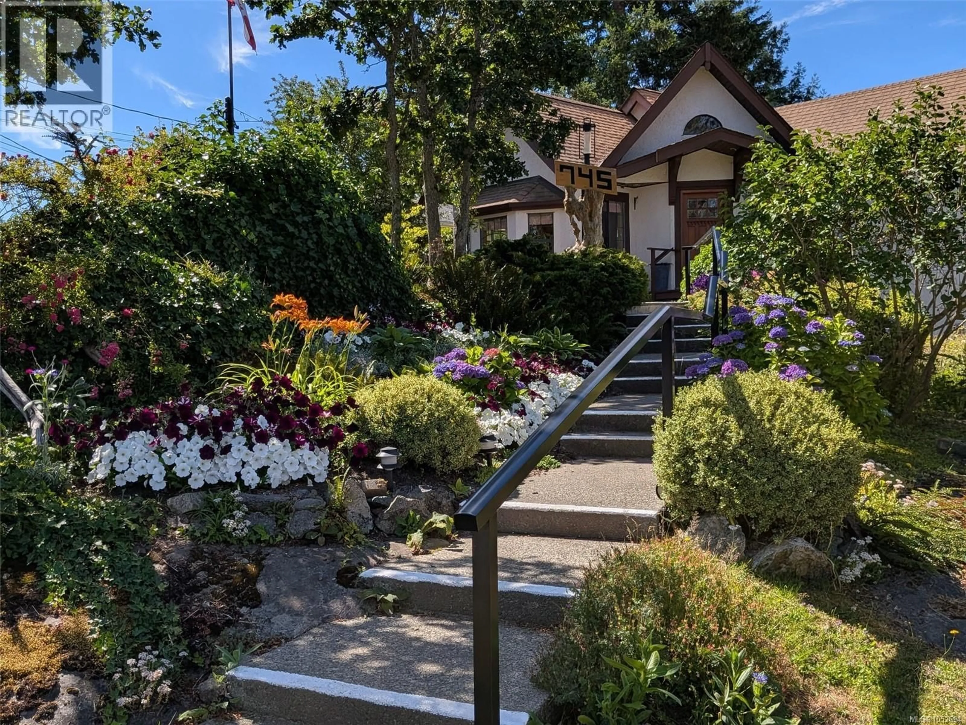 Patio, street for 745 MIDDLETON STREET, Saanich British Columbia V9A2E1