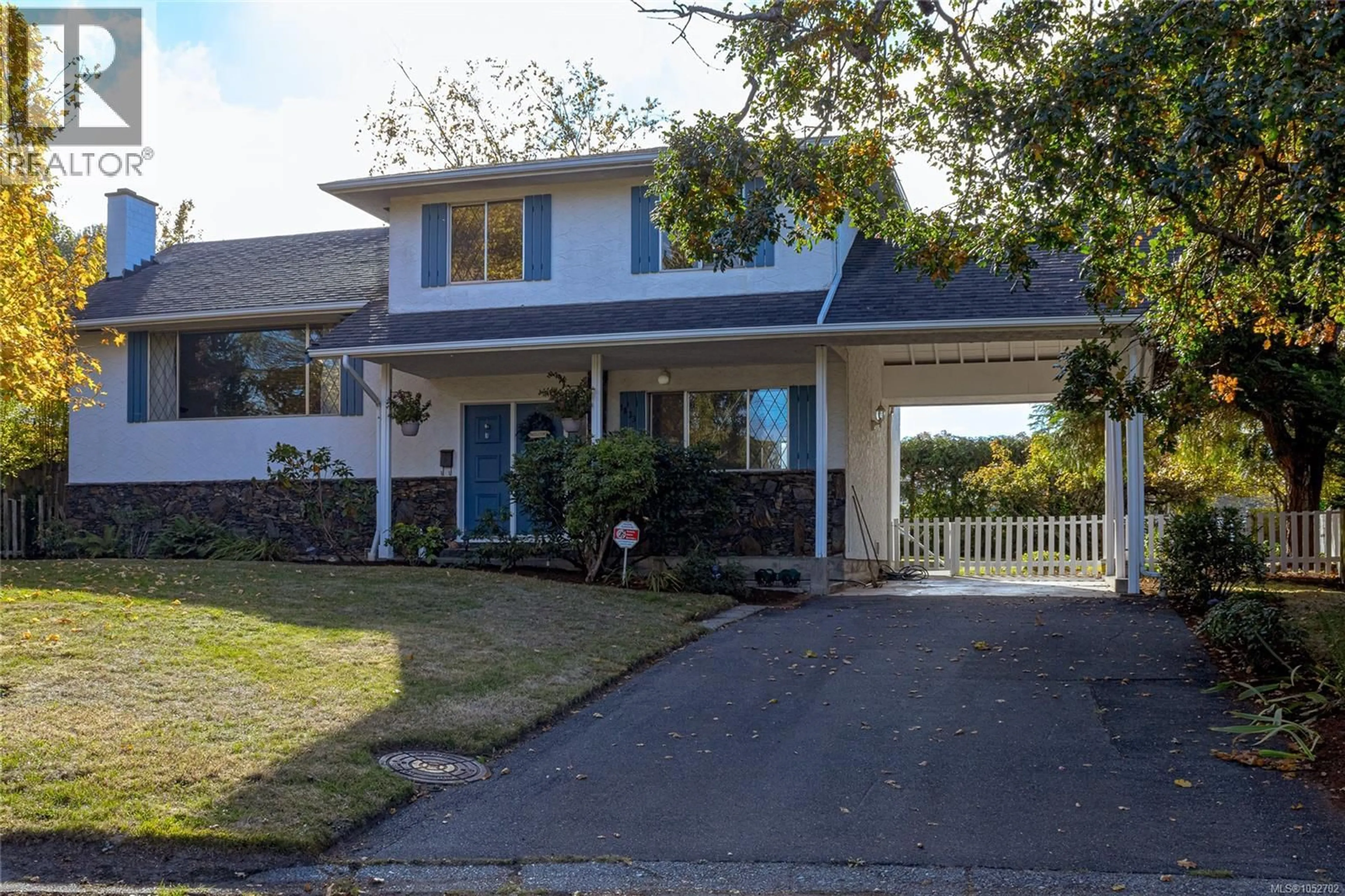 Home with vinyl exterior material, street for 1823 JADE PLACE, Saanich British Columbia V8P3E5
