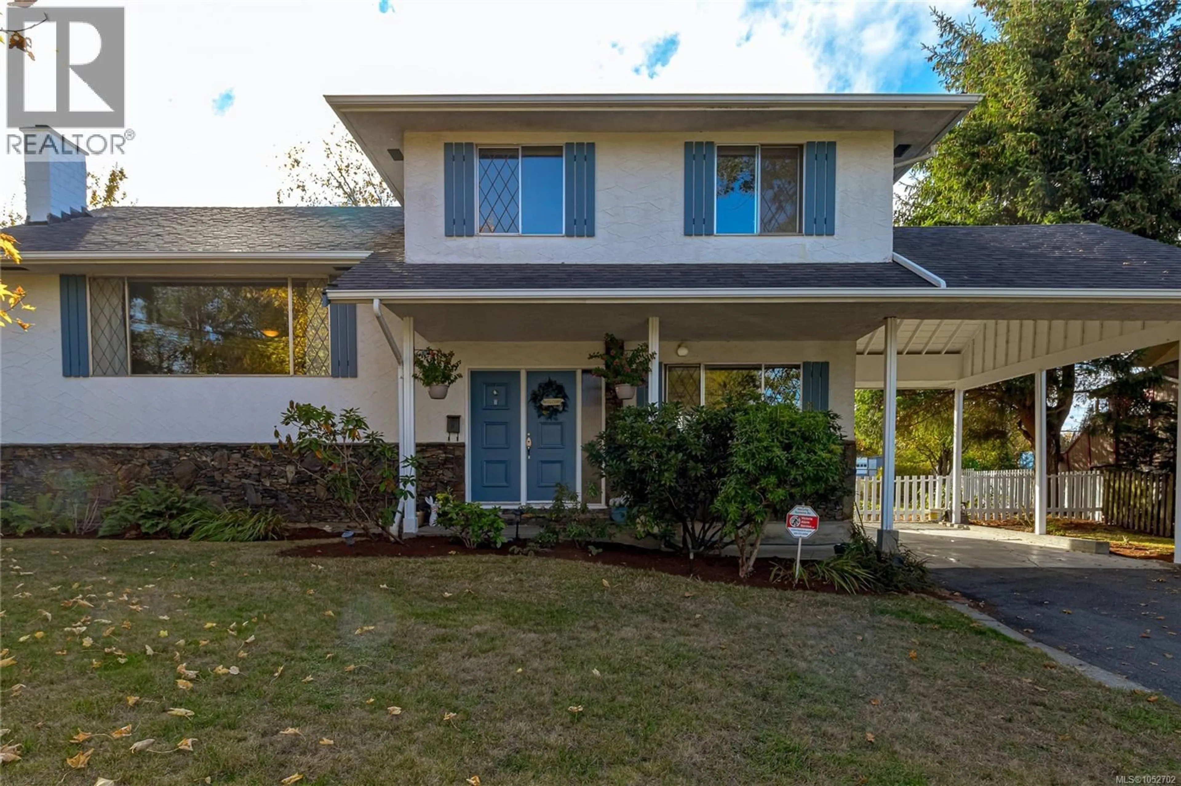 Home with vinyl exterior material, street for 1823 JADE PLACE, Saanich British Columbia V8P3E5