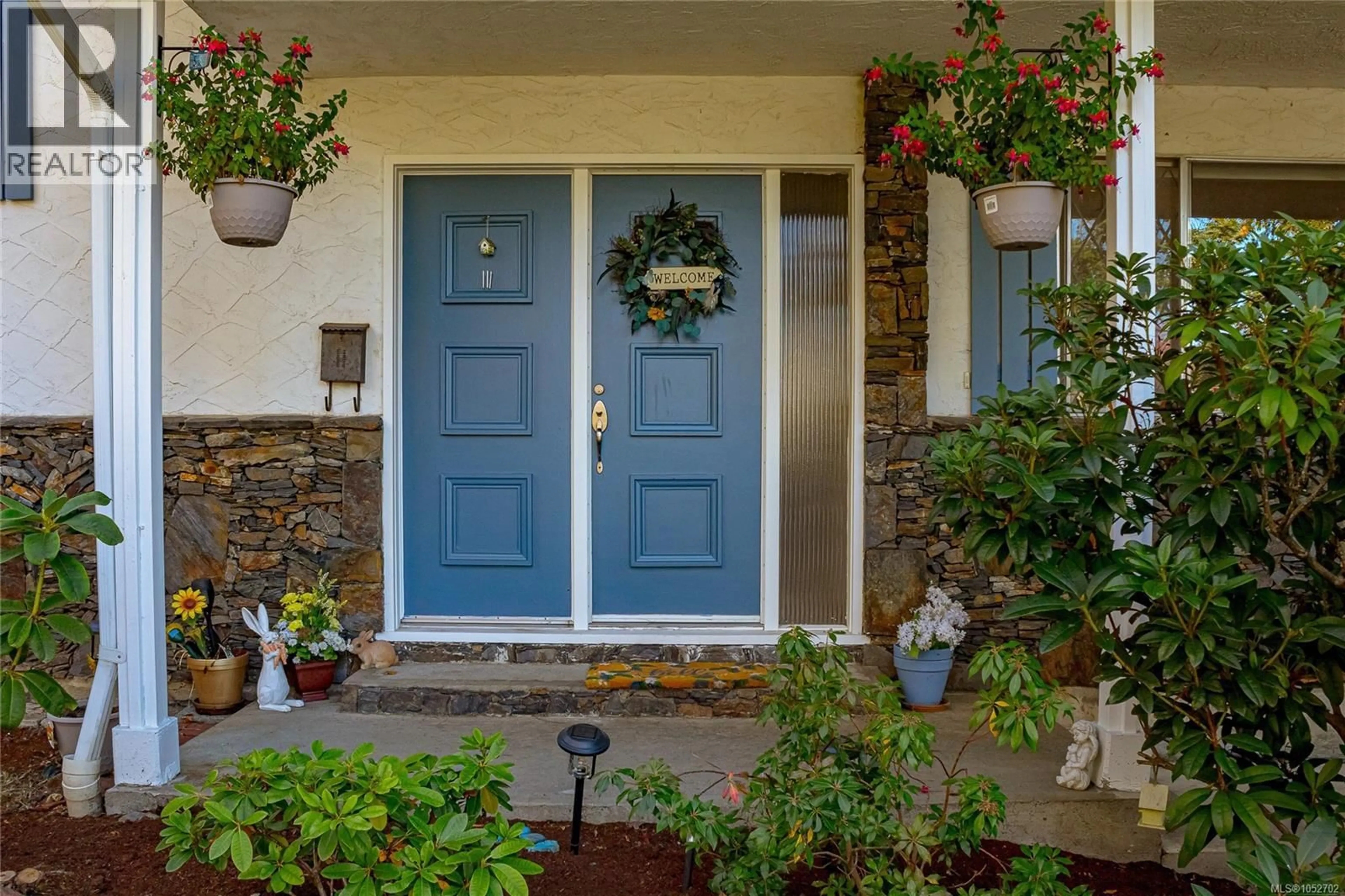 Indoor entryway for 1823 JADE PLACE, Saanich British Columbia V8P3E5