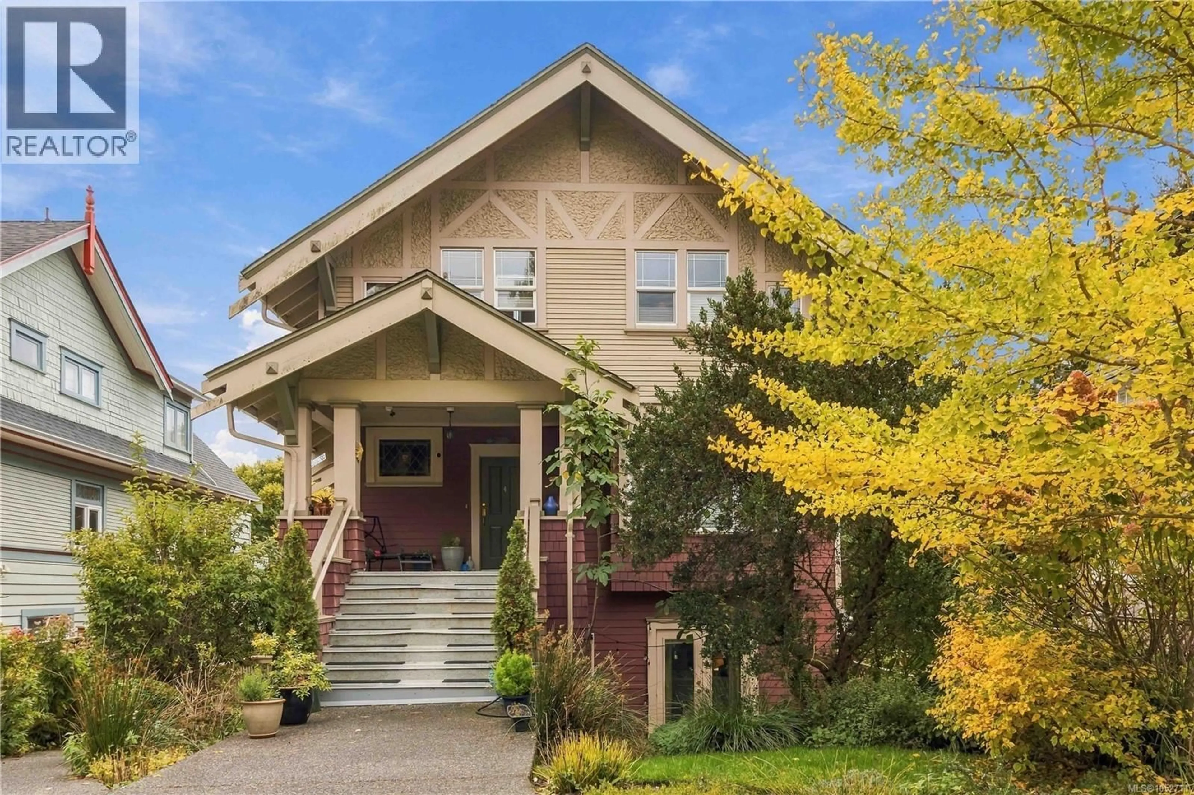 Home with vinyl exterior material, street for 1 - 1421 RICHARDSON STREET, Victoria British Columbia V8S1R1