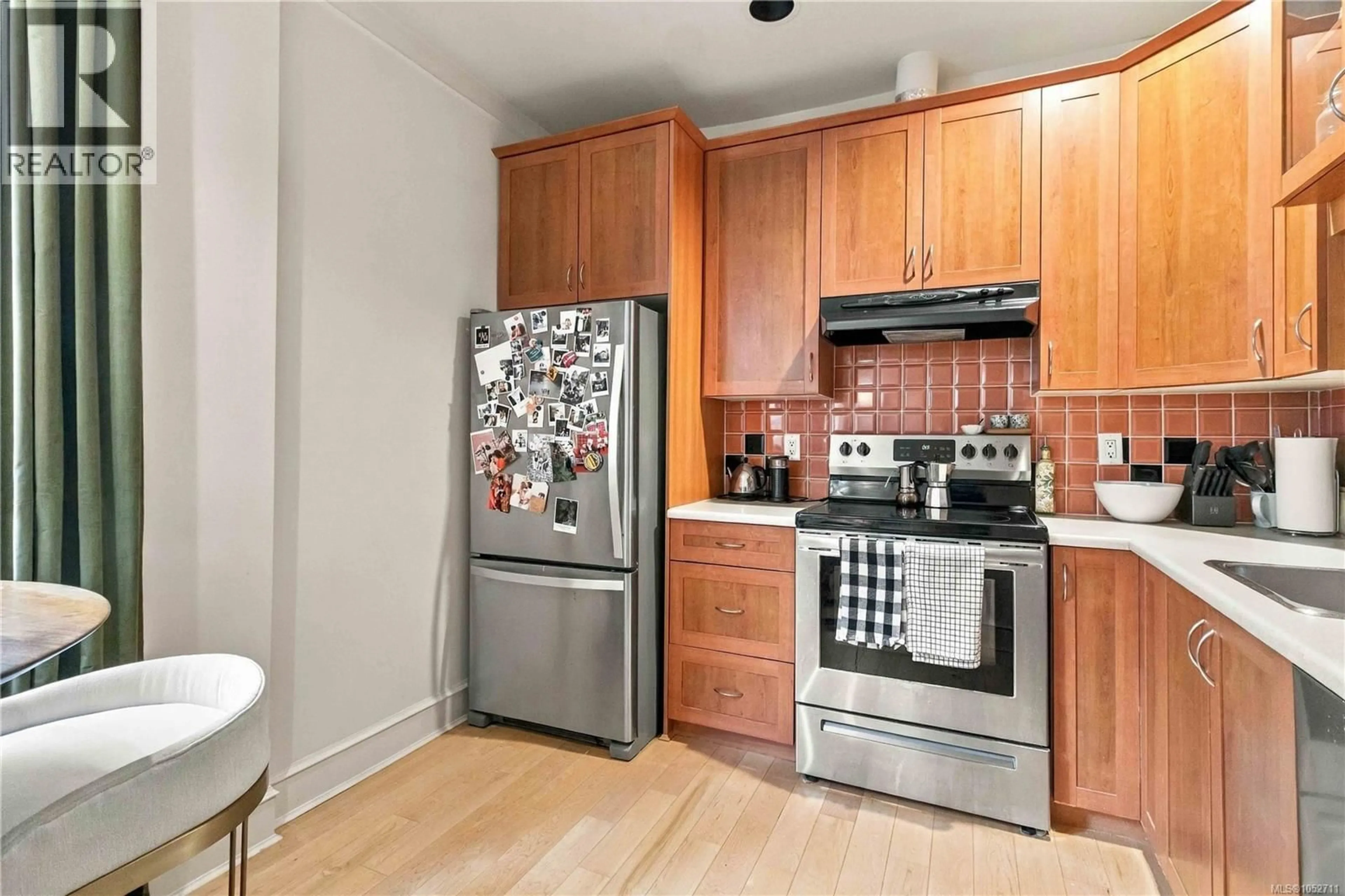 Standard kitchen, unknown for 1 - 1421 RICHARDSON STREET, Victoria British Columbia V8S1R1