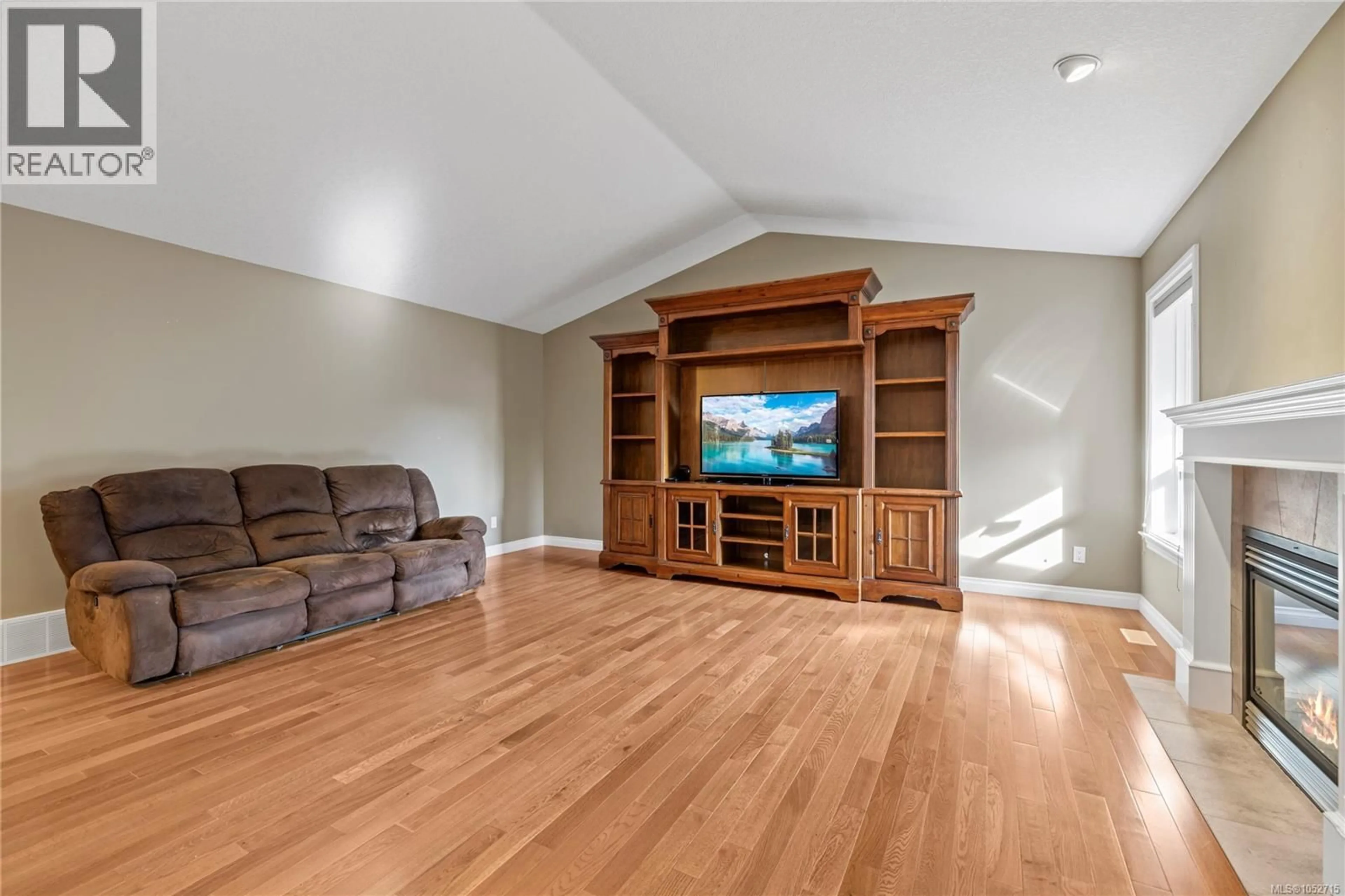 Living room with furniture, wood/laminate floor for 315 CRABAPPLE CRESCENT, Parksville British Columbia V9P2J1