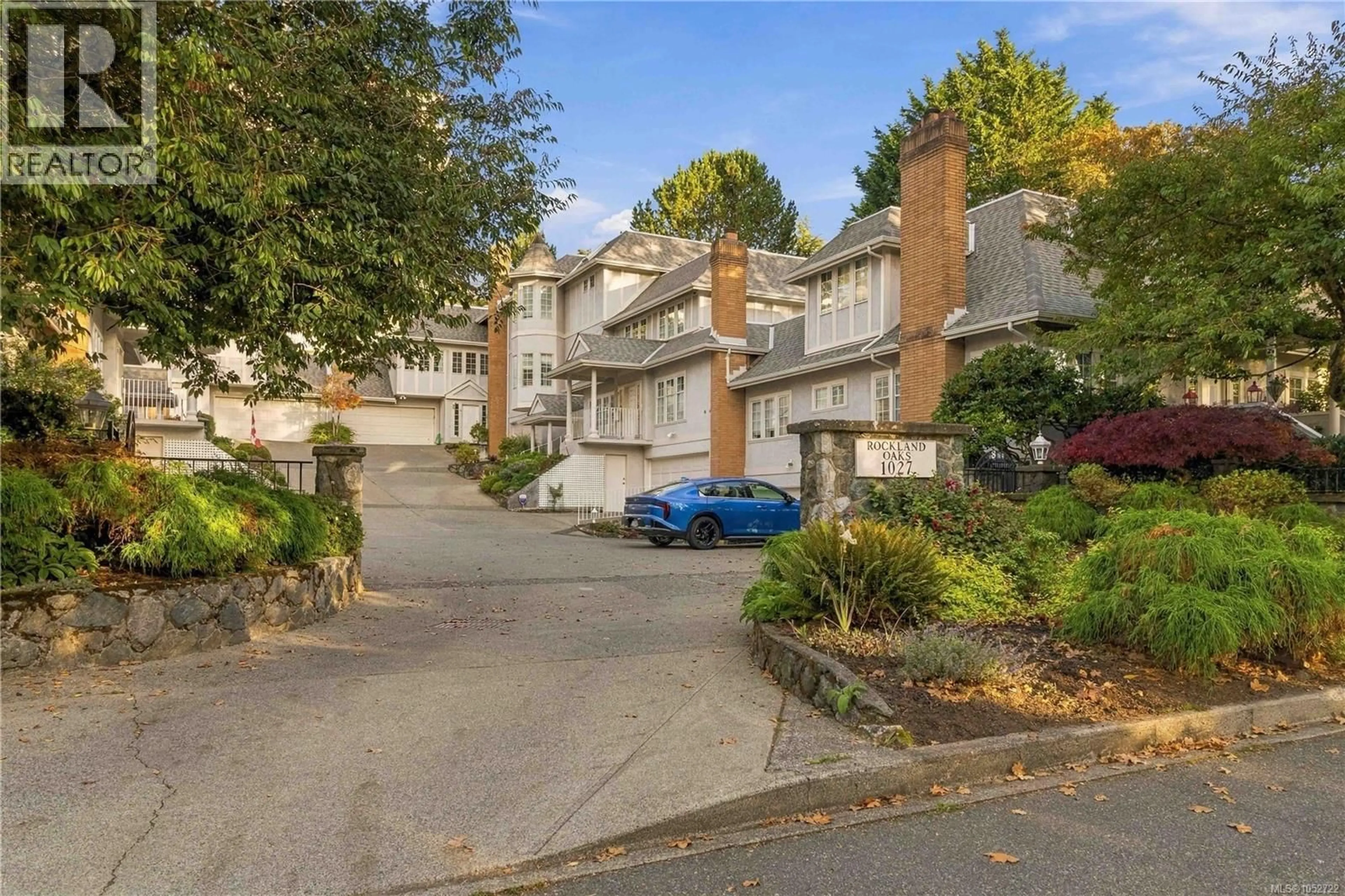 A pic from outside/outdoor area/front of a property/back of a property/a pic from drone, street for 7 - 1027 BELMONT AVENUE, Victoria British Columbia V8S3T4