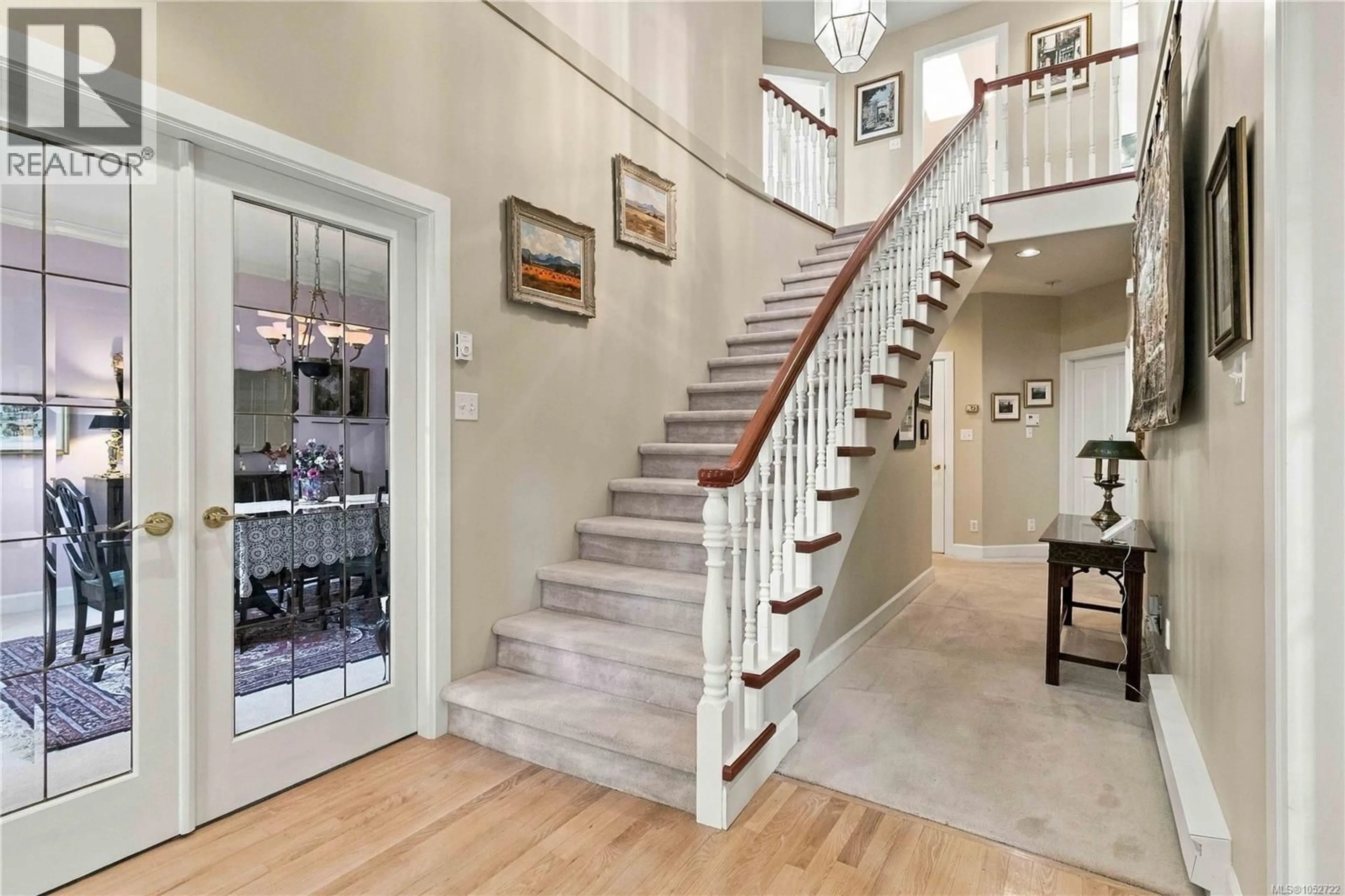 Indoor foyer for 7 - 1027 BELMONT AVENUE, Victoria British Columbia V8S3T4