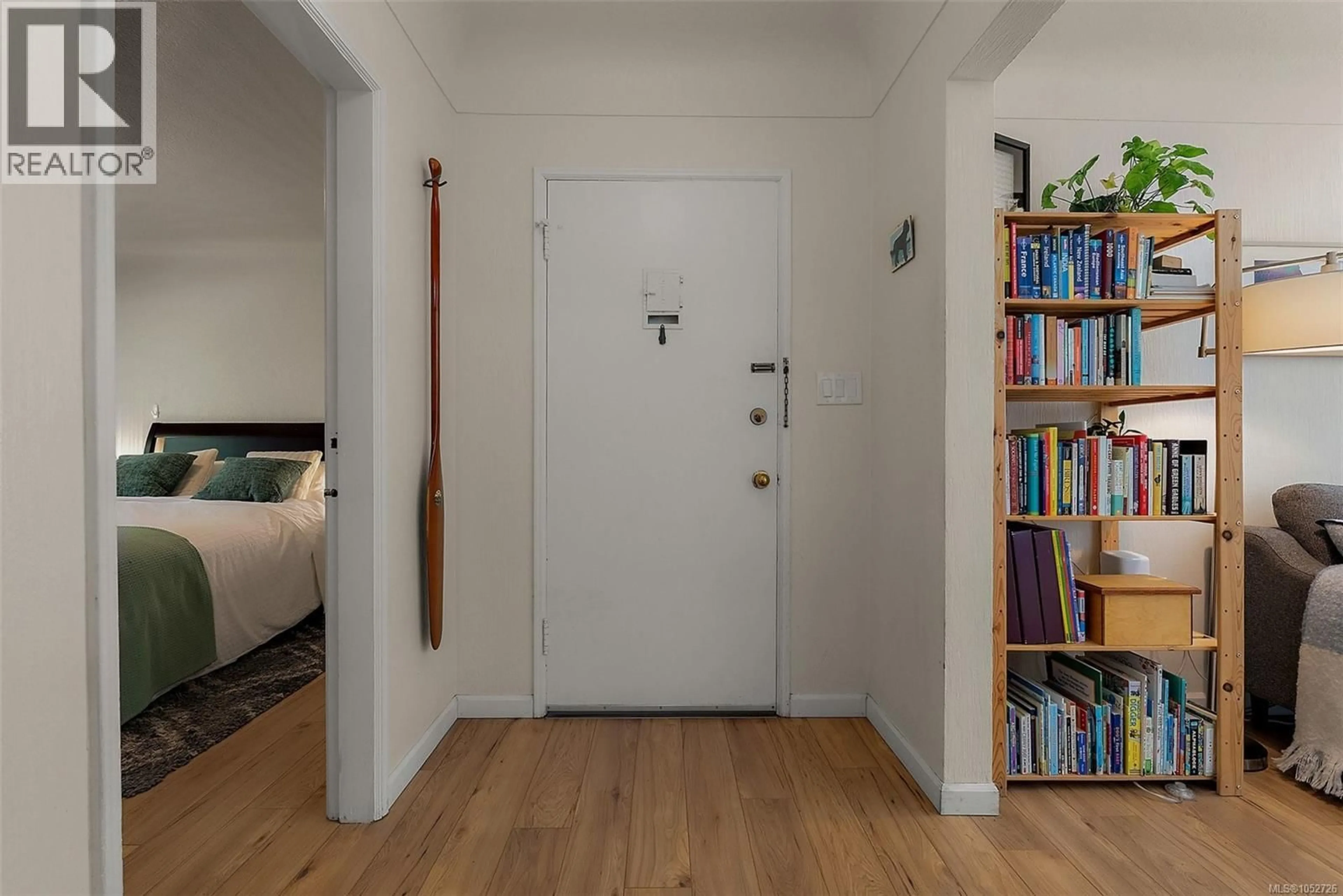 Indoor entryway for 373 RICHMOND AVENUE, Victoria British Columbia V8S3Y2