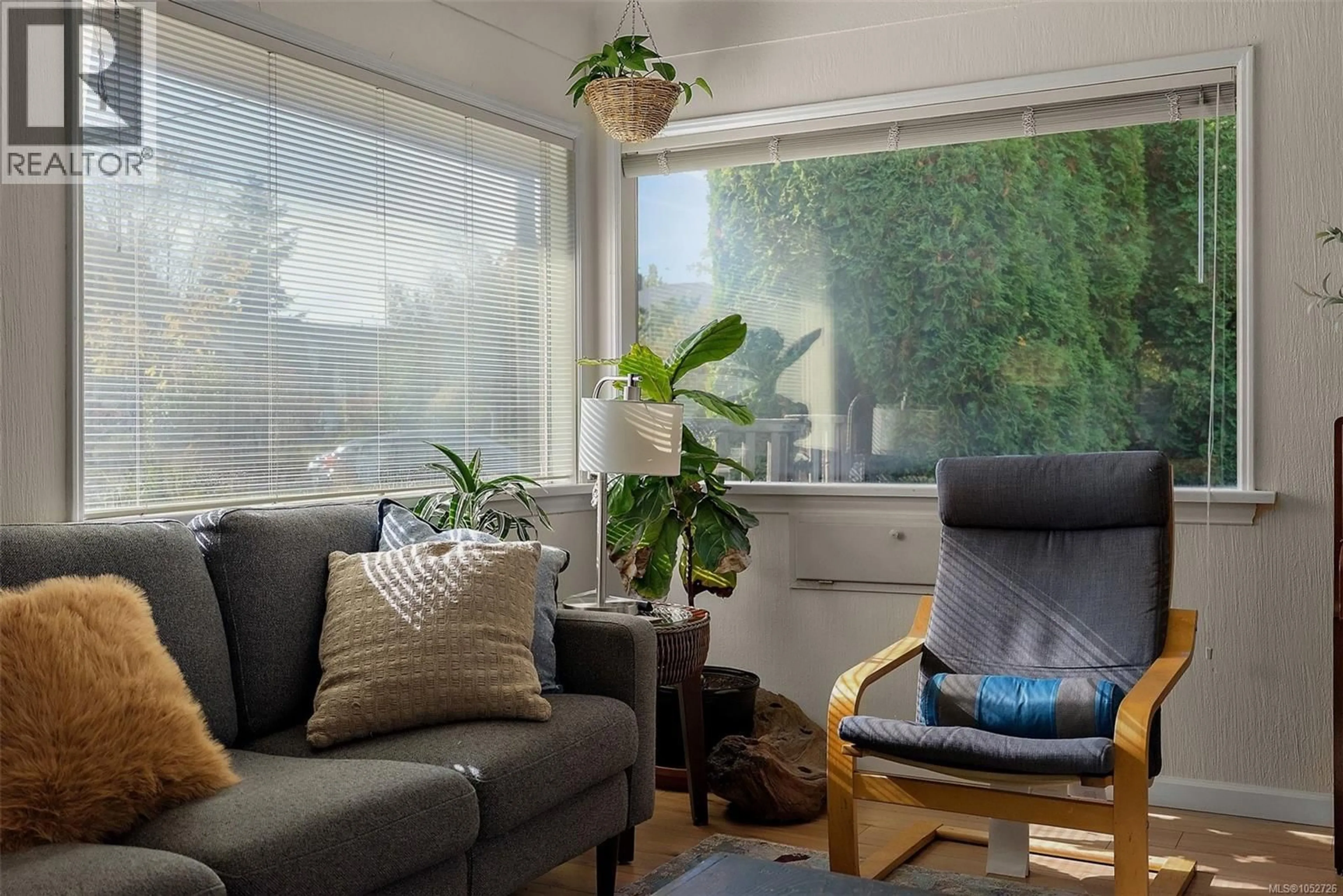 Living room with furniture, wood/laminate floor for 373 RICHMOND AVENUE, Victoria British Columbia V8S3Y2