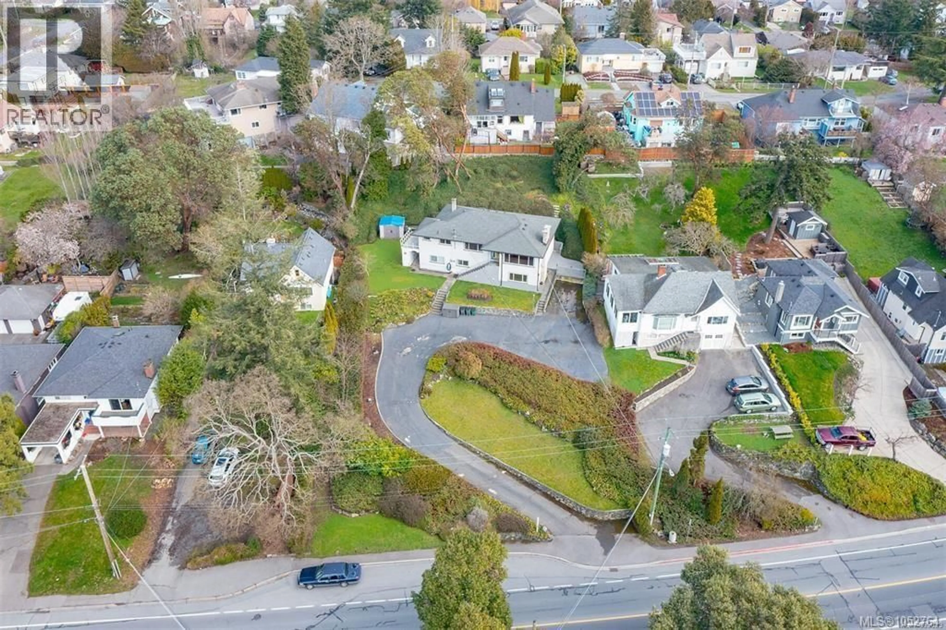 A pic from outside/outdoor area/front of a property/back of a property/a pic from drone, street for 368 GORGE ROAD WEST, Saanich British Columbia V9A1M8