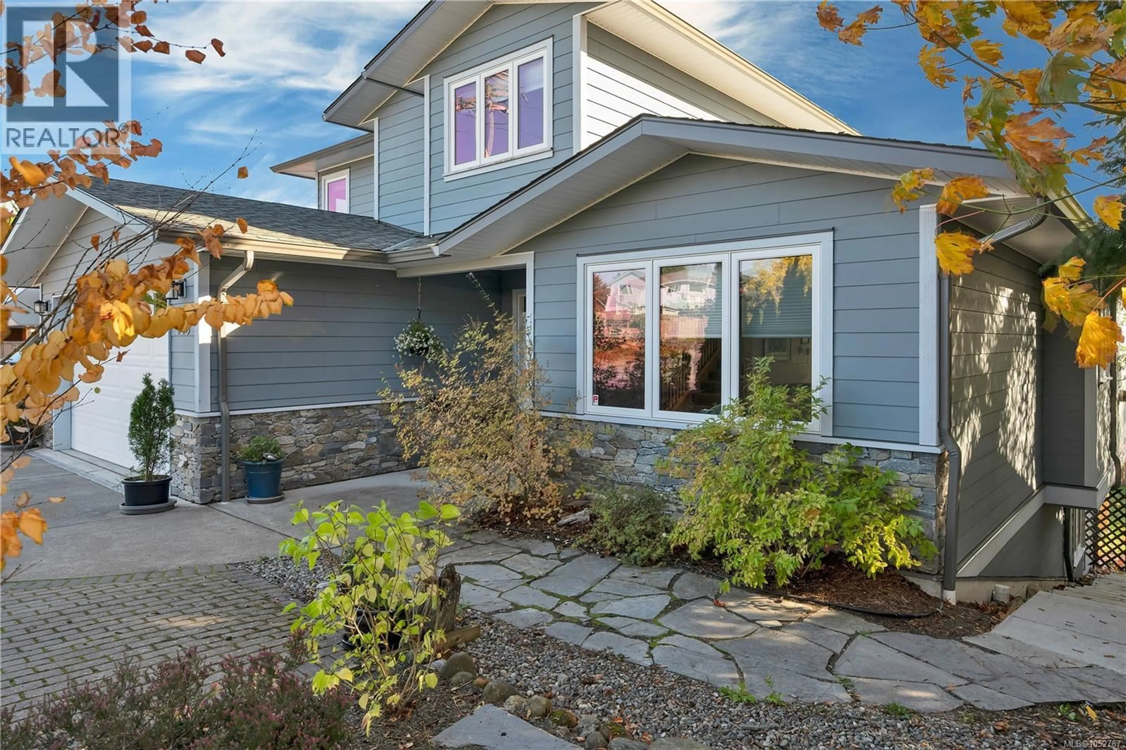 Home with vinyl exterior material, street for 983 ALDER STREET SOUTH, Campbell River British Columbia V9W1Z6